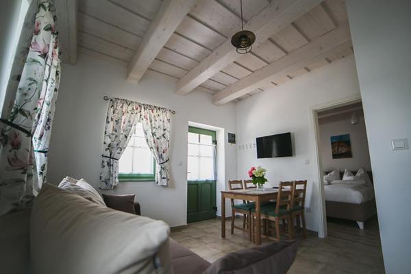 One-Bedroom Apartment - Photo 1