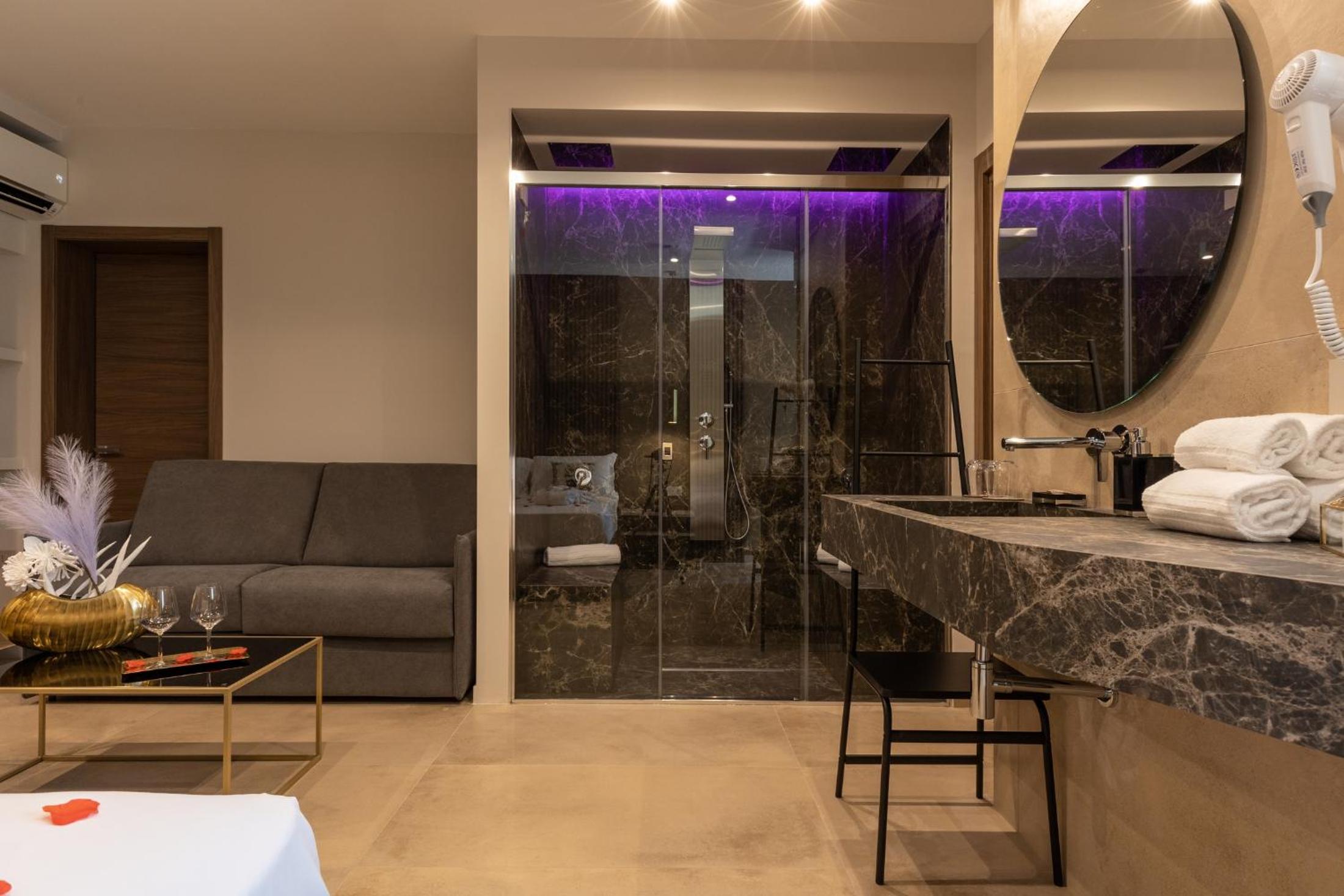 Queen Suite with Spa Bath - Photo 2