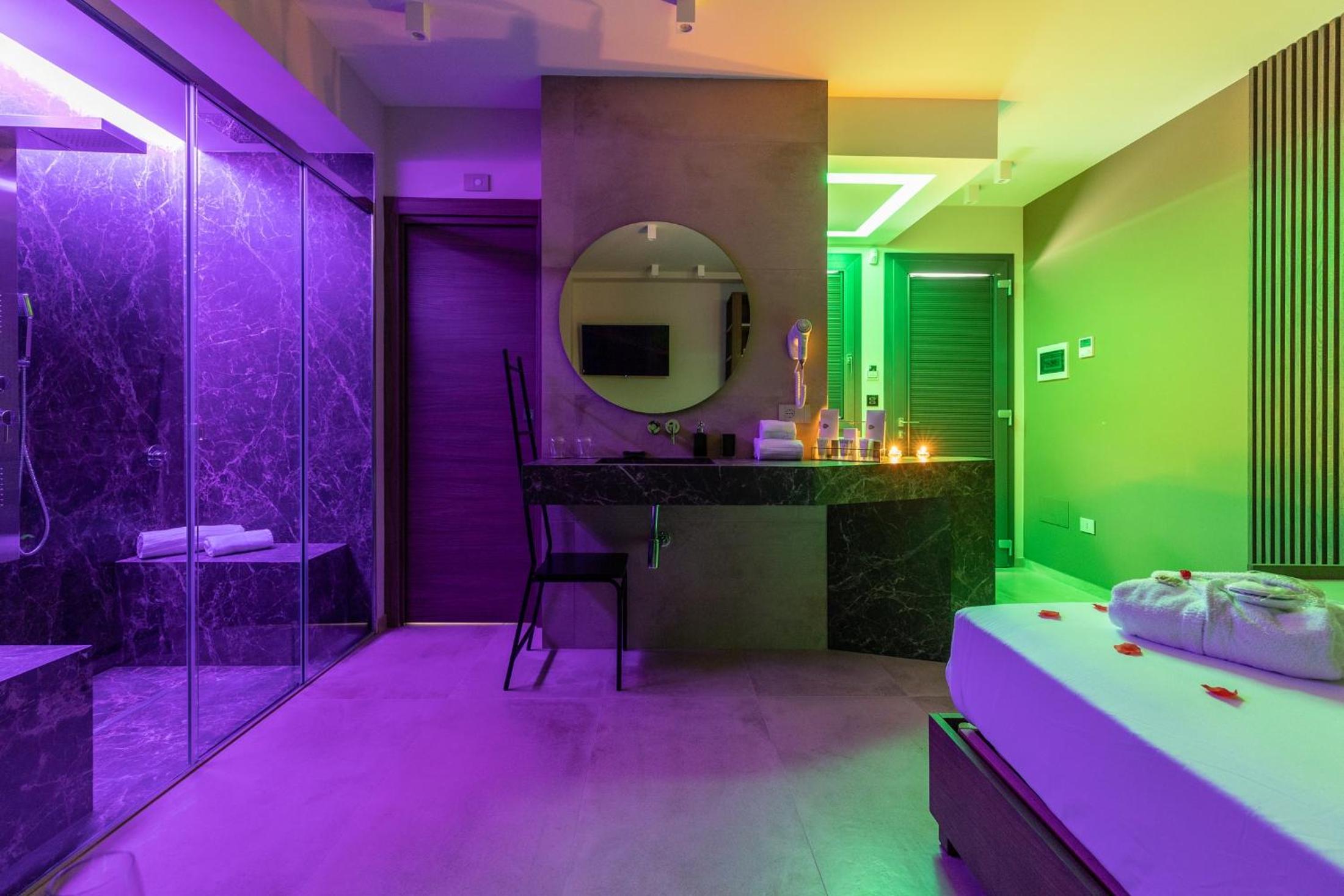 Queen Suite with Spa Bath - Photo 6