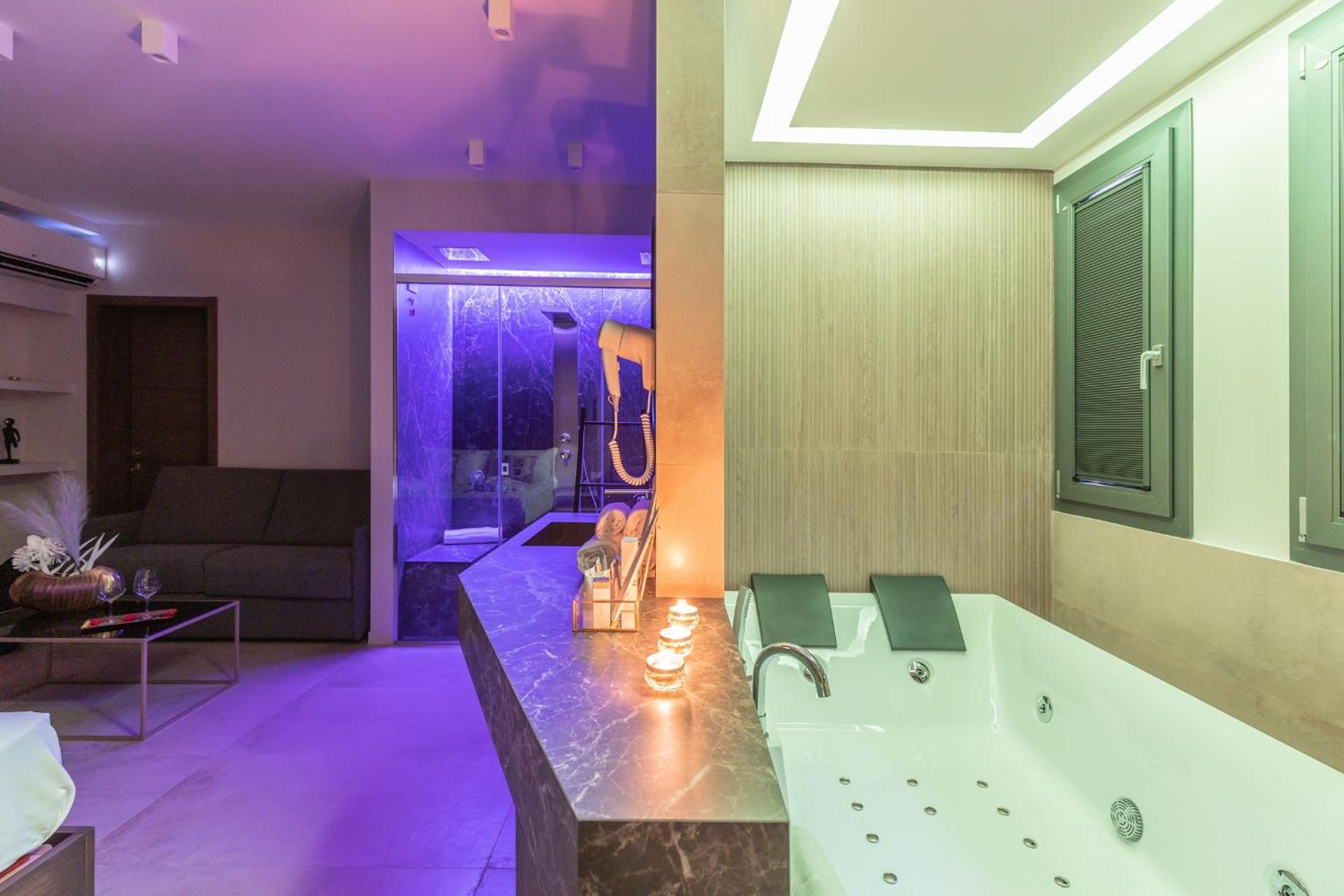 Queen Suite with Spa Bath - Photo 4