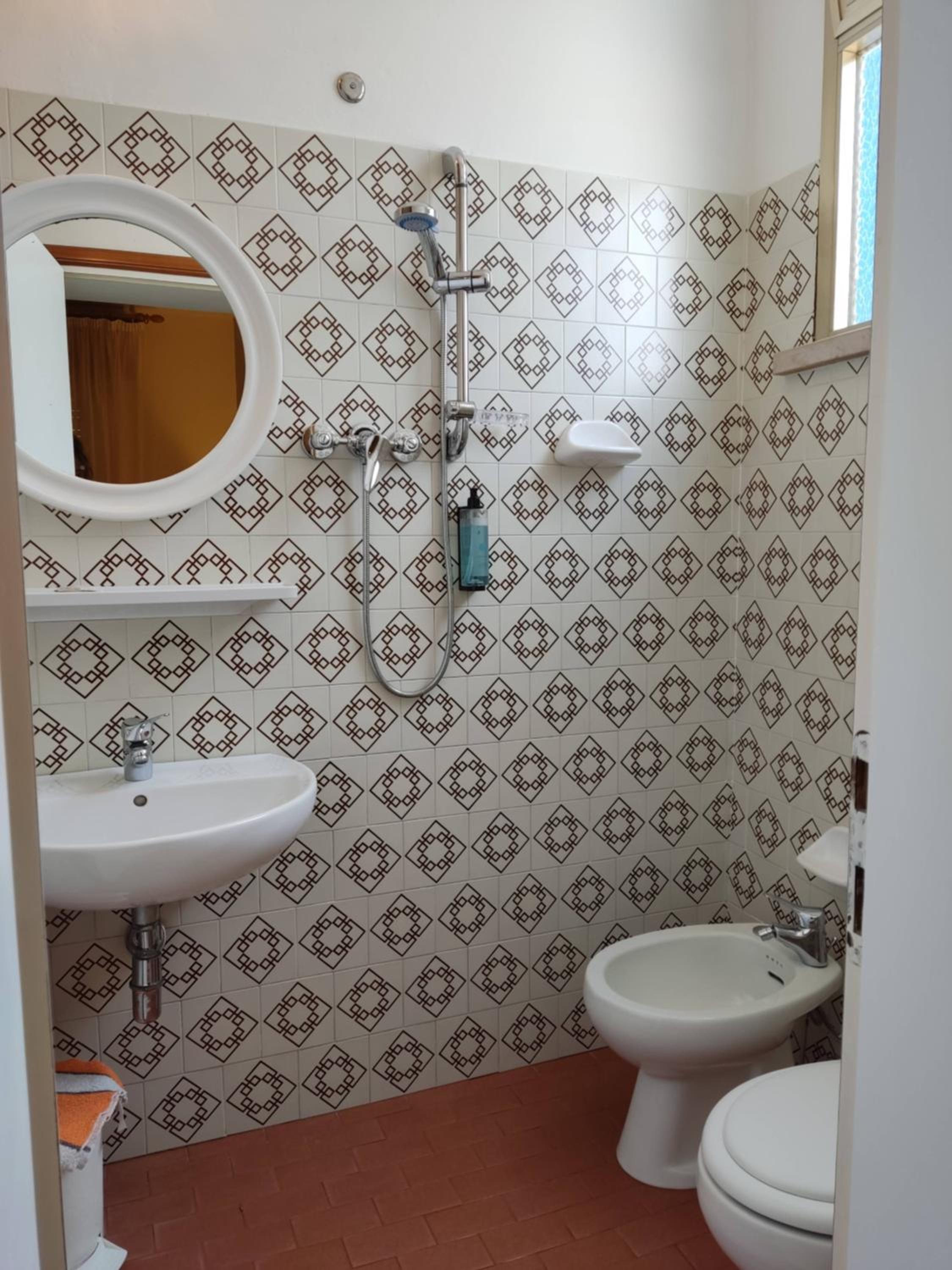 Standard Double Room - Photo 9
