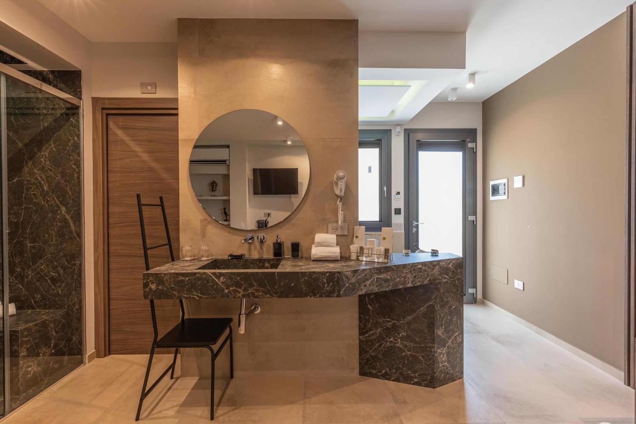 Queen Suite with Spa Bath - Photo 3