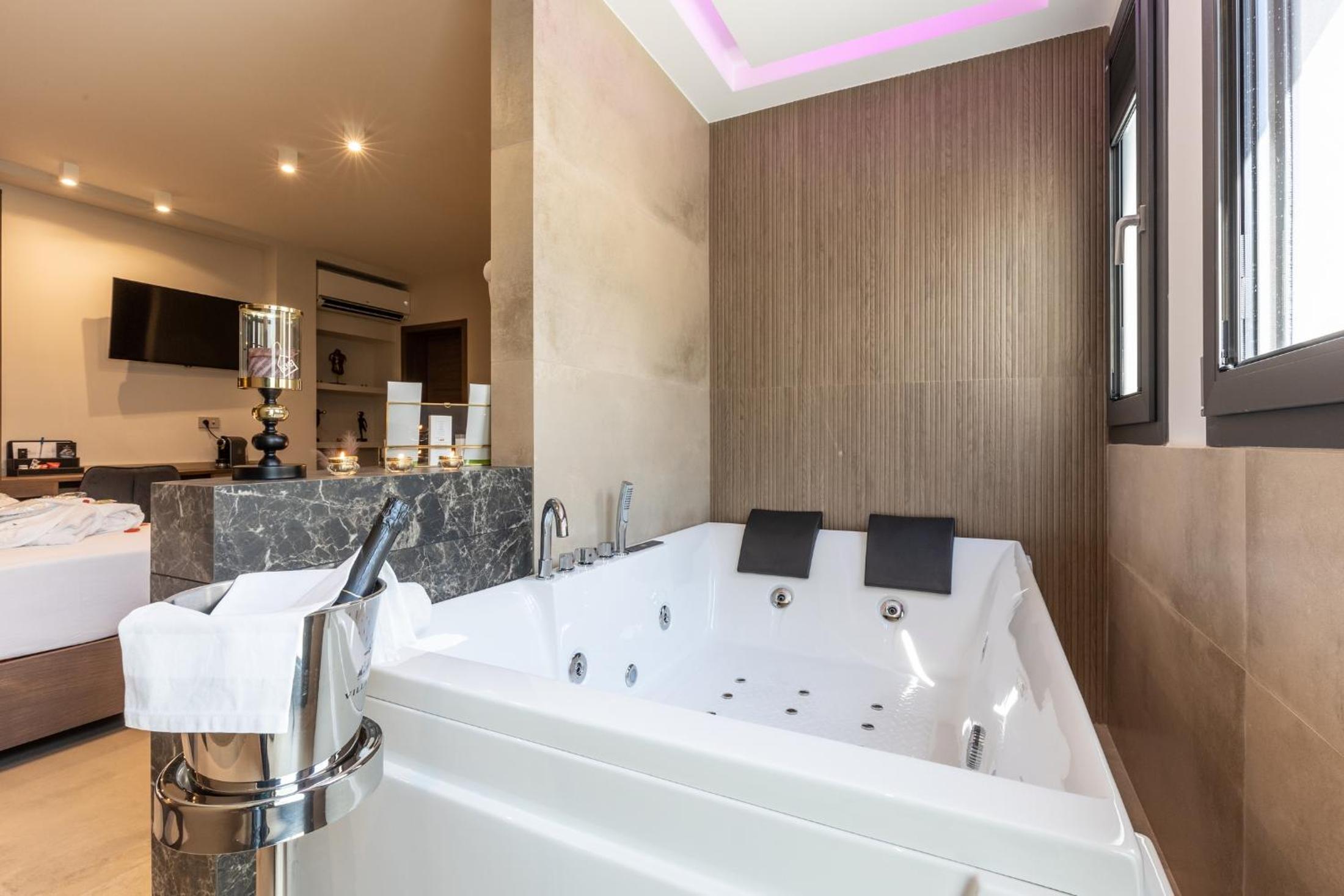 Queen Suite with Spa Bath - Photo 7