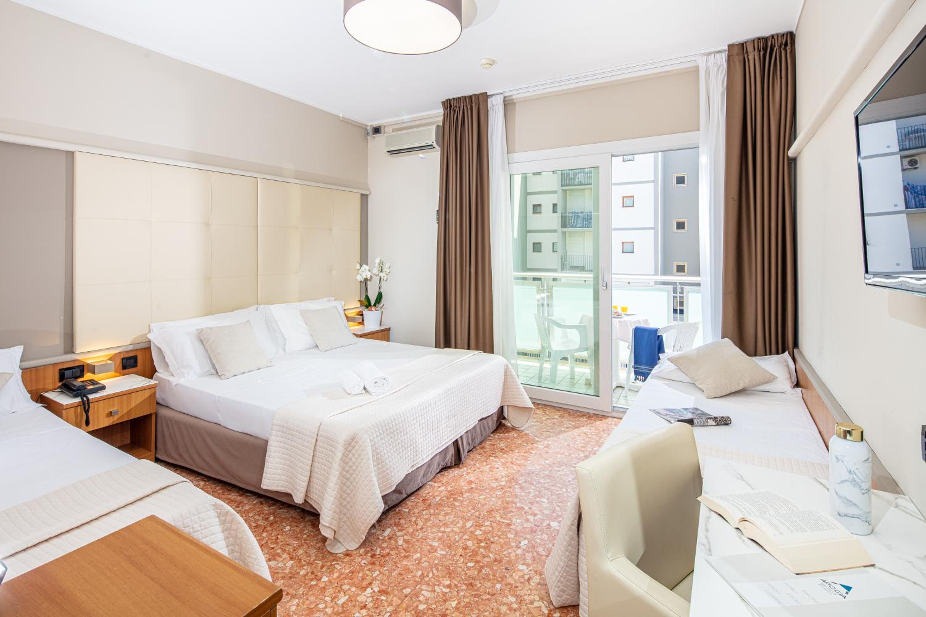 Quadruple Room with Partial Sea View - Photo 10