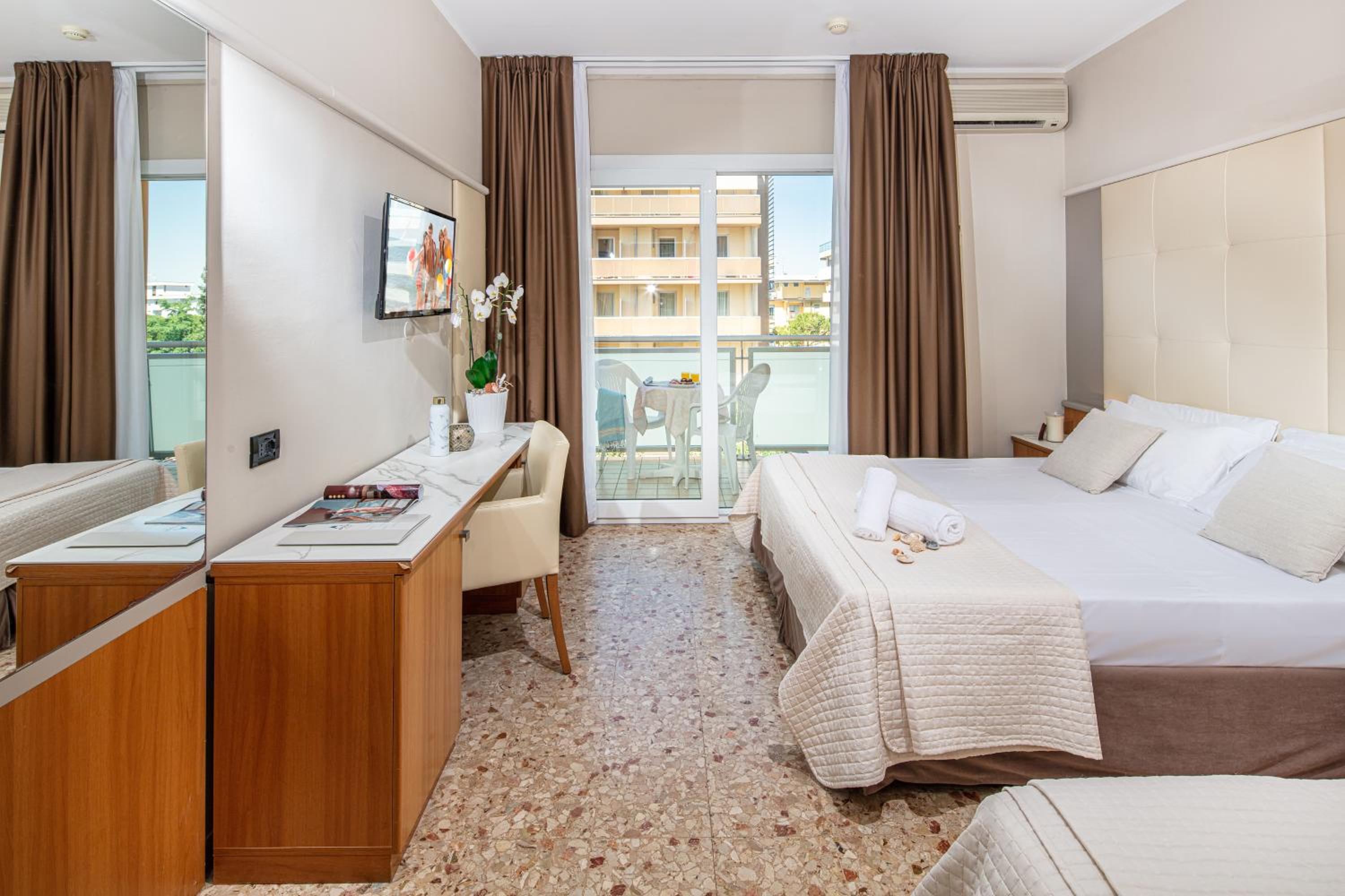 Double or Twin Room with Partial Sea View - Photo 2