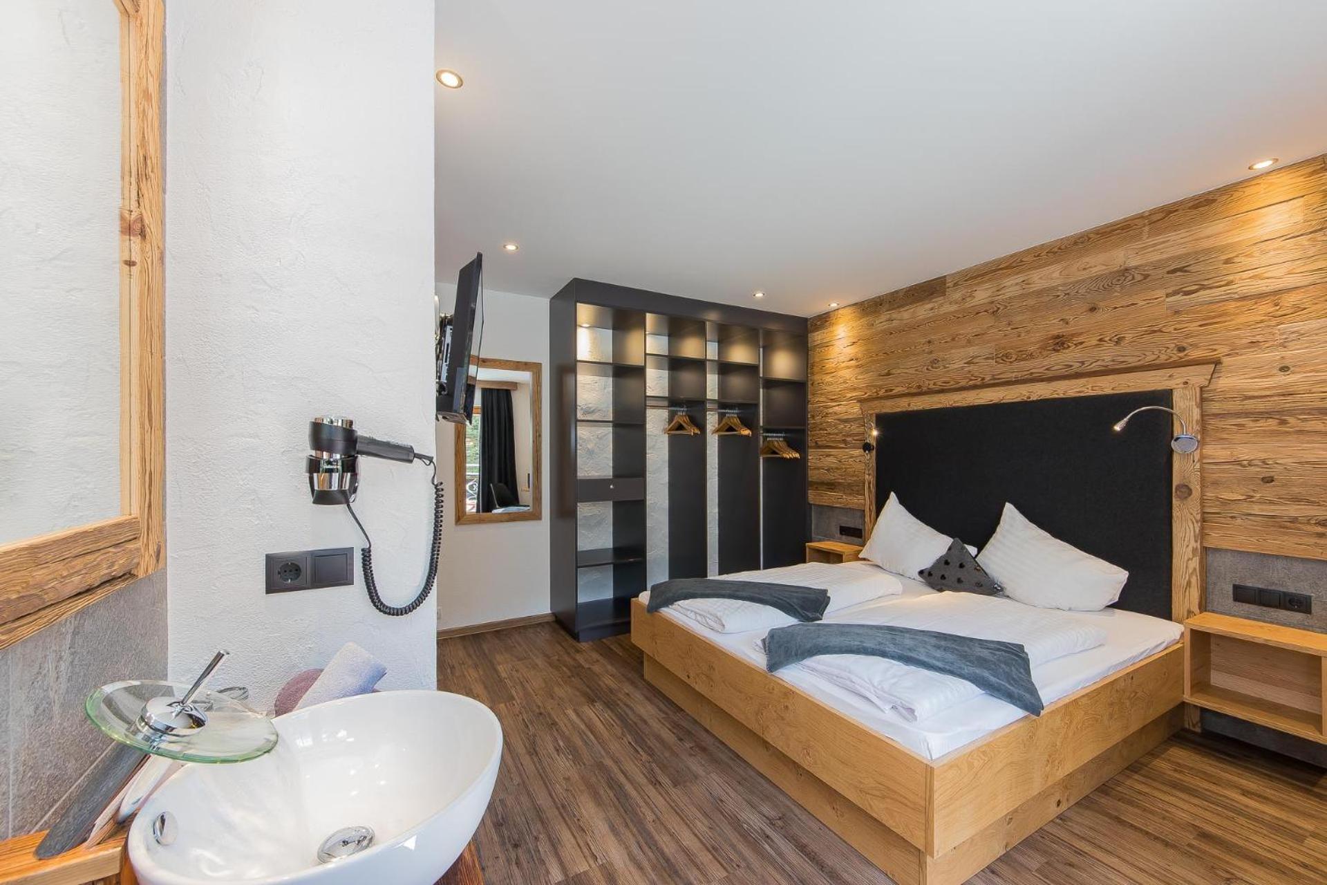 Double Room with Balcony - Photo 4