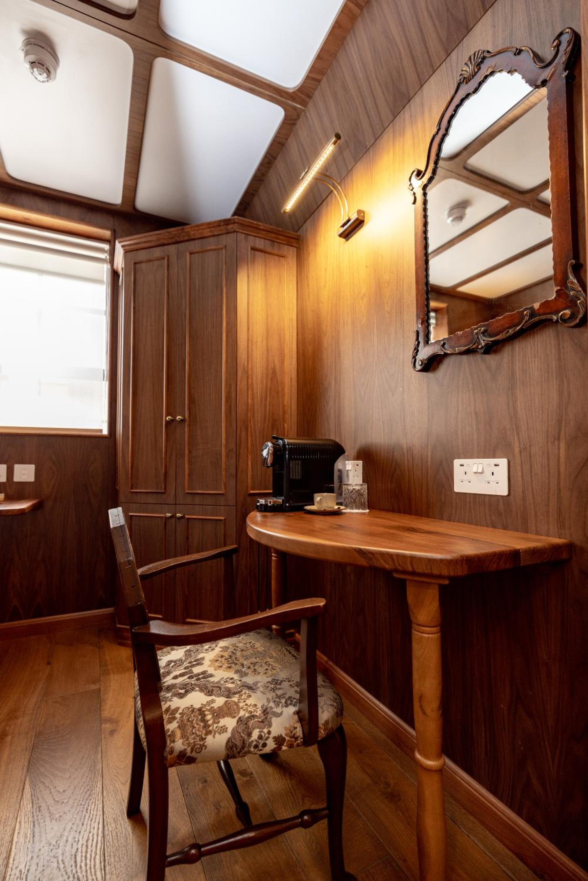 Superior Single Room thumbnail 6