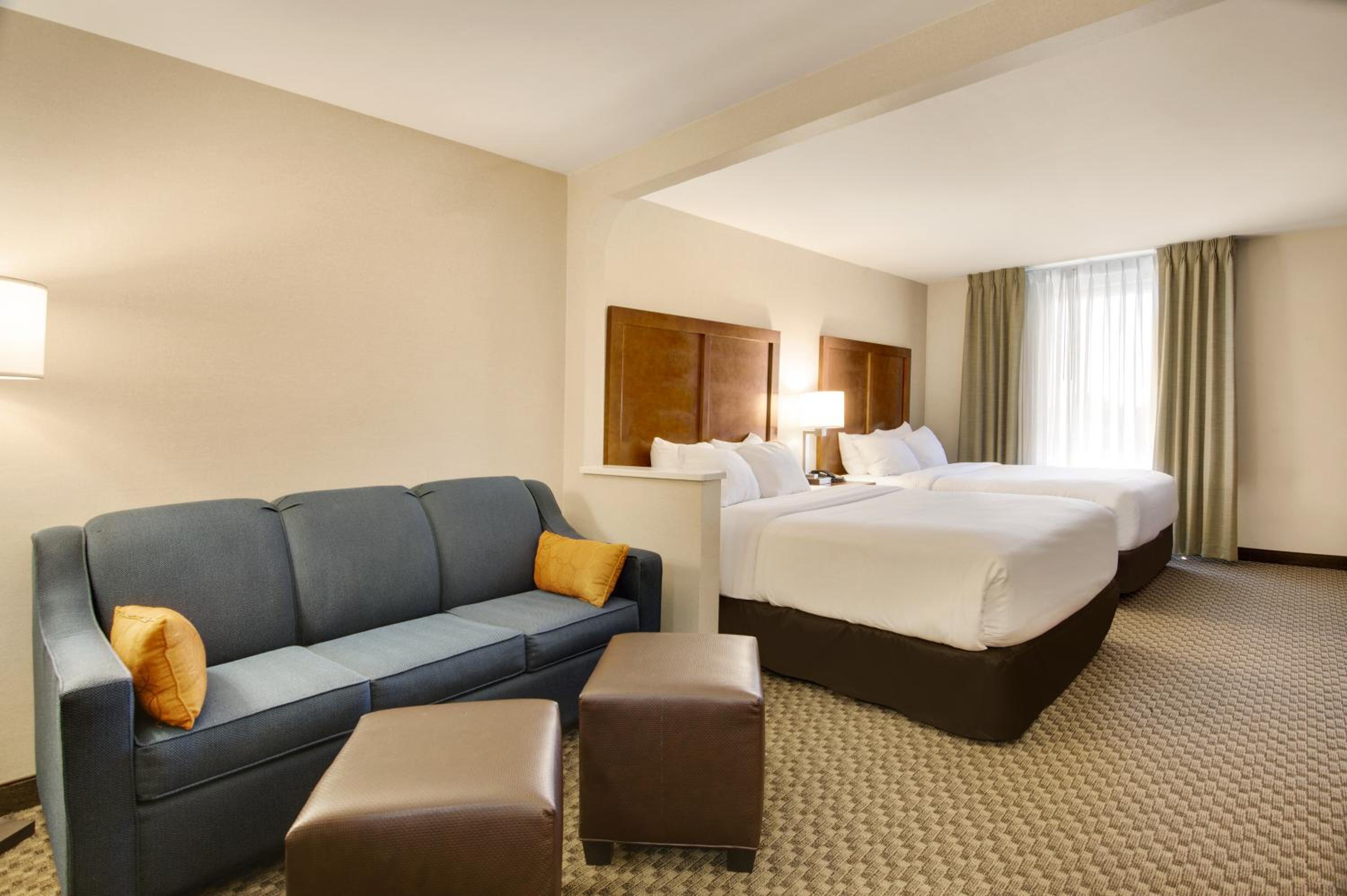 Queen Suite with Two Queen Beds - Non Smoking - Photo 4
