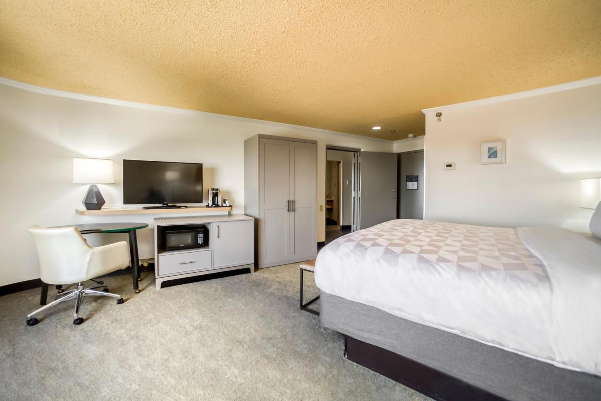 Standard King Room - Photo 5