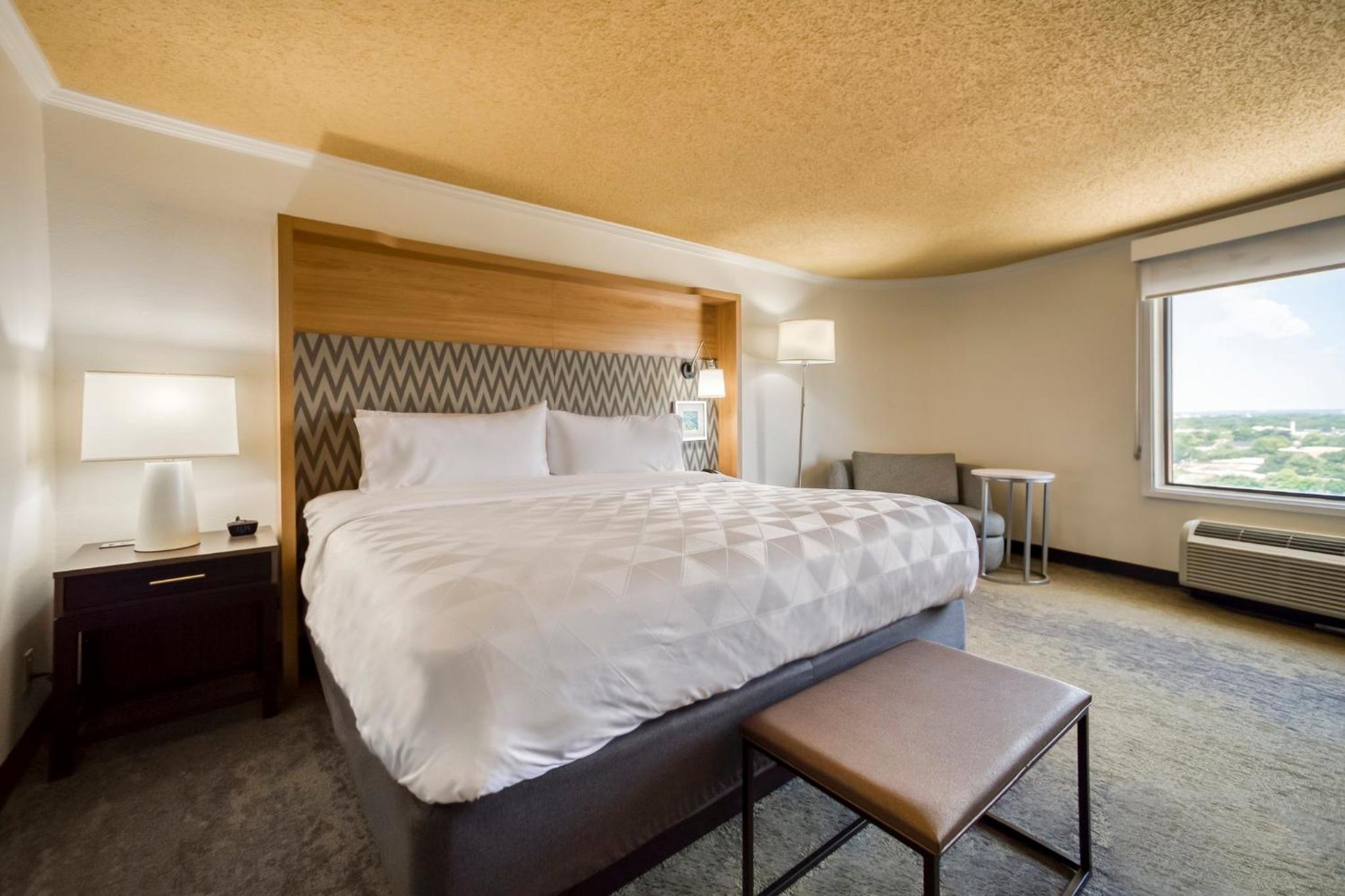 Standard King Room - Photo 11