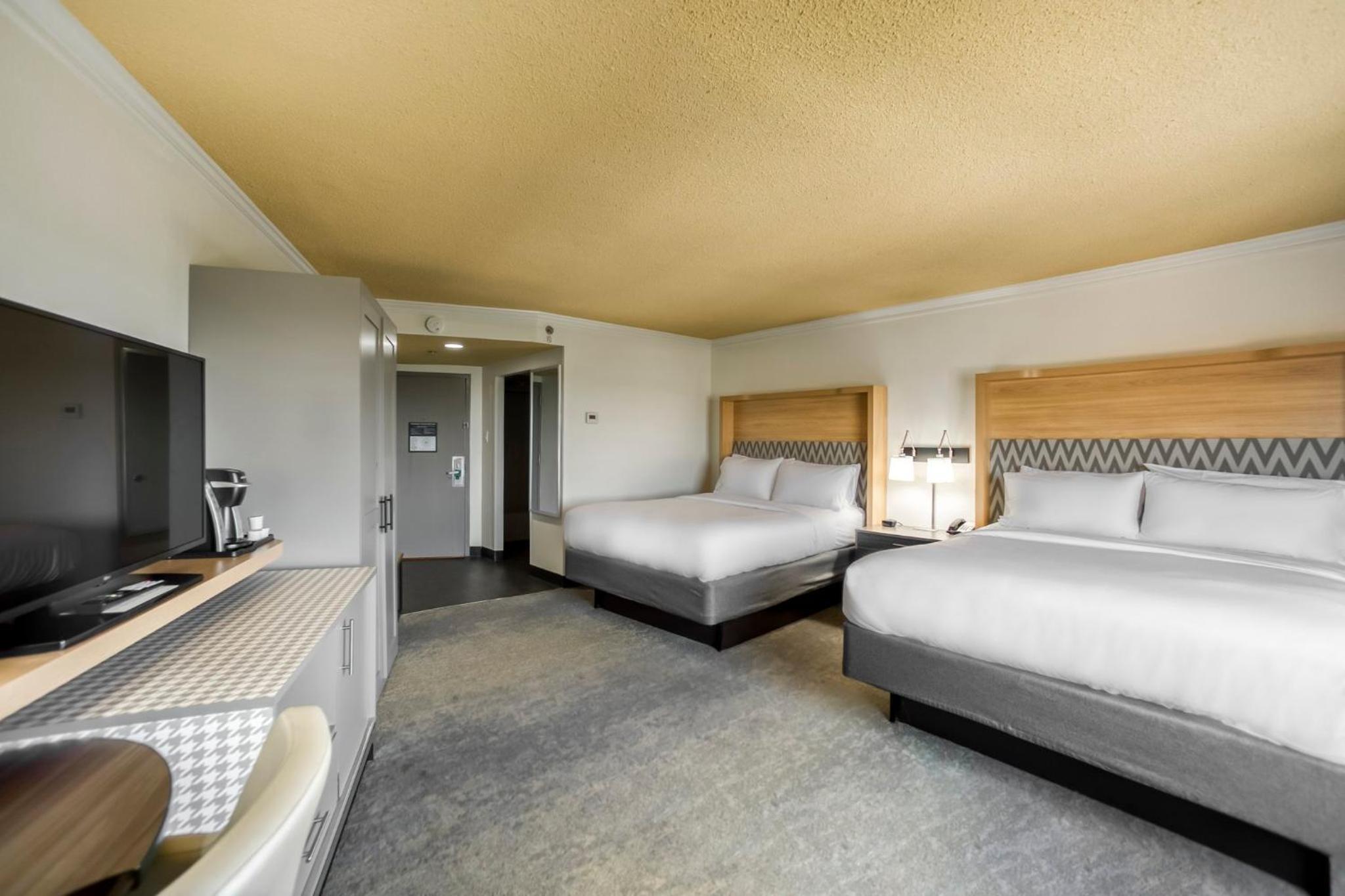Standard Queen Room with Two Queen Beds - Photo 11