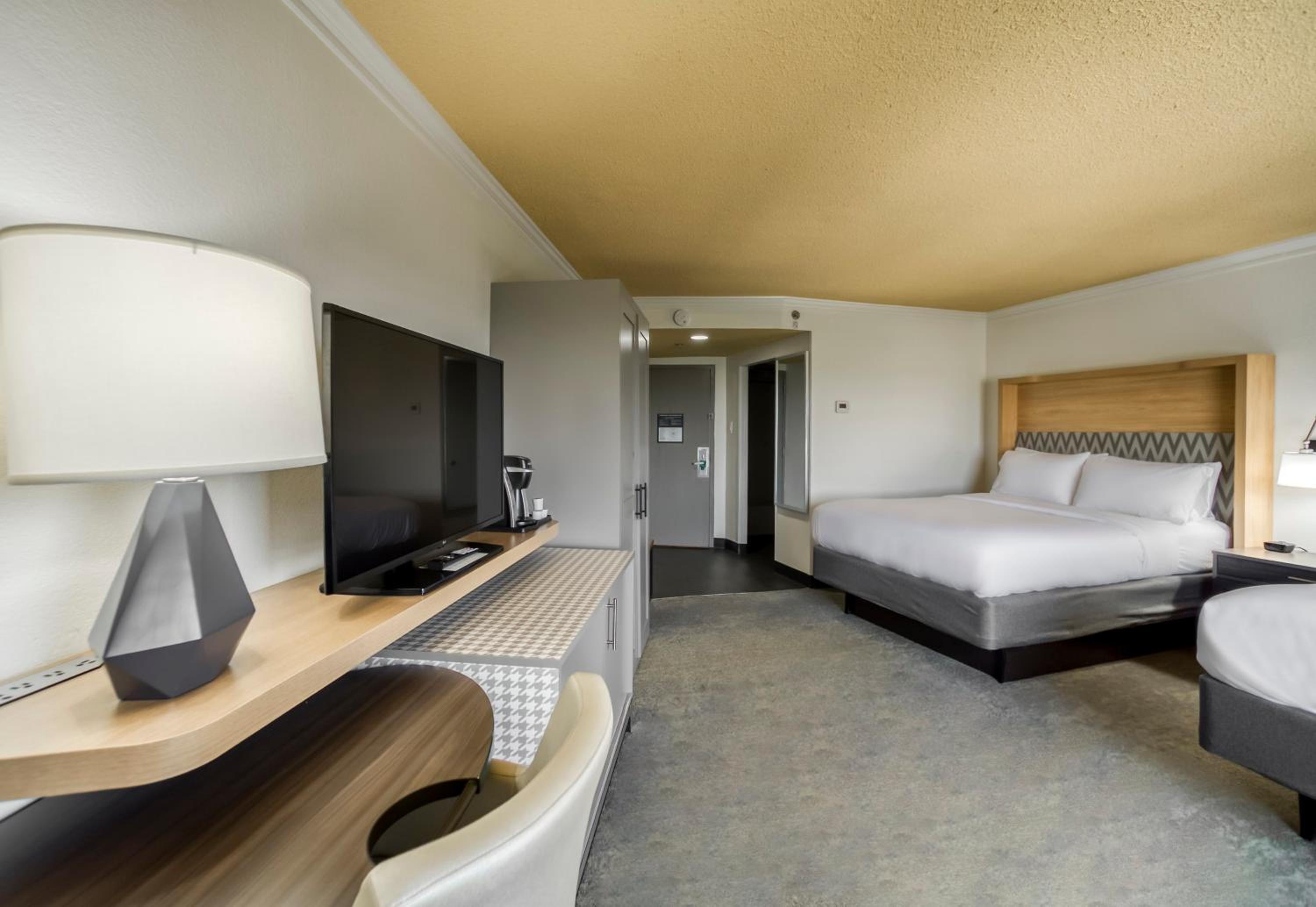 Standard Queen Room with Two Queen Beds - Photo 6