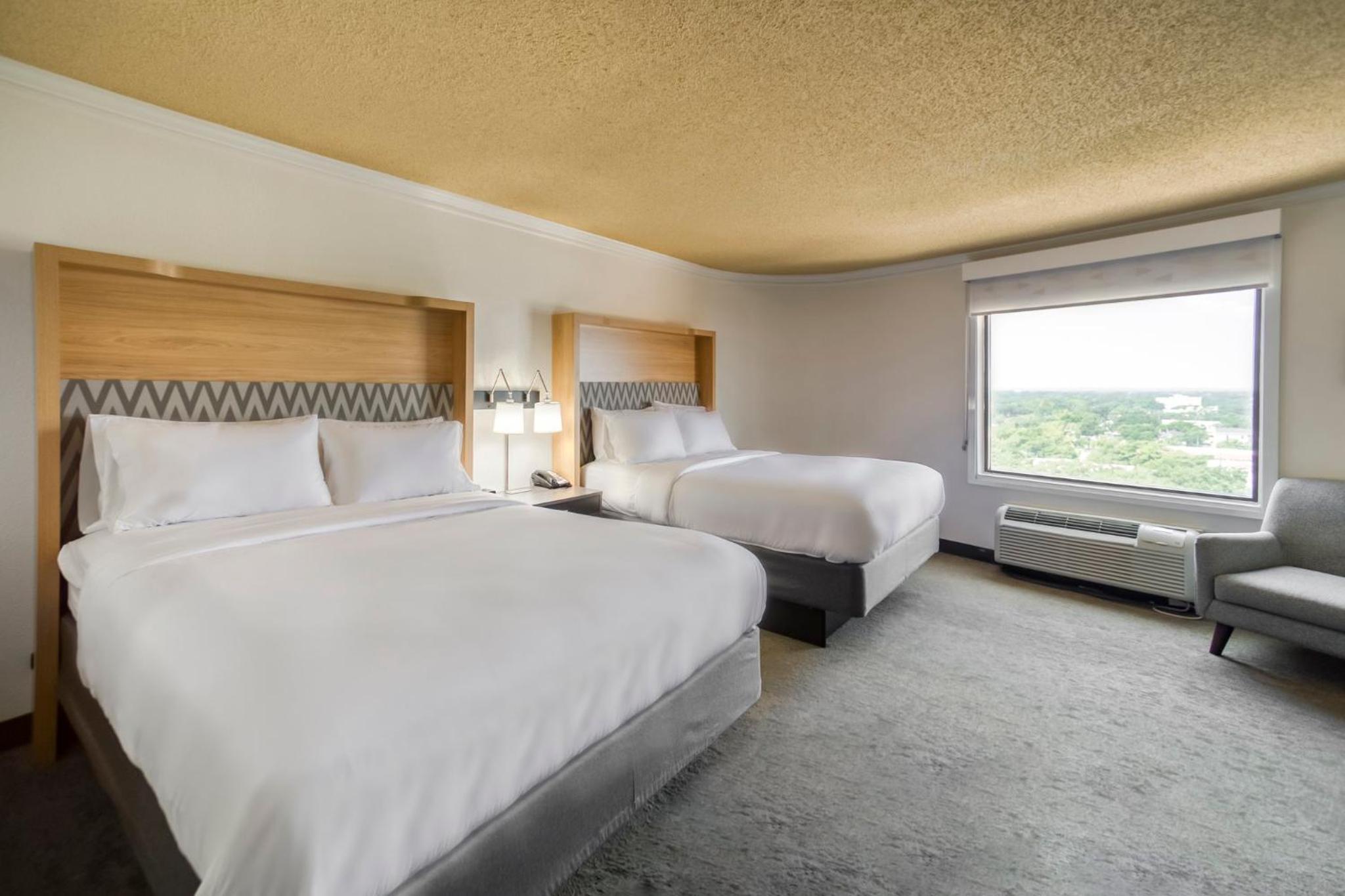 Standard Queen Room with Two Queen Beds - Photo 13