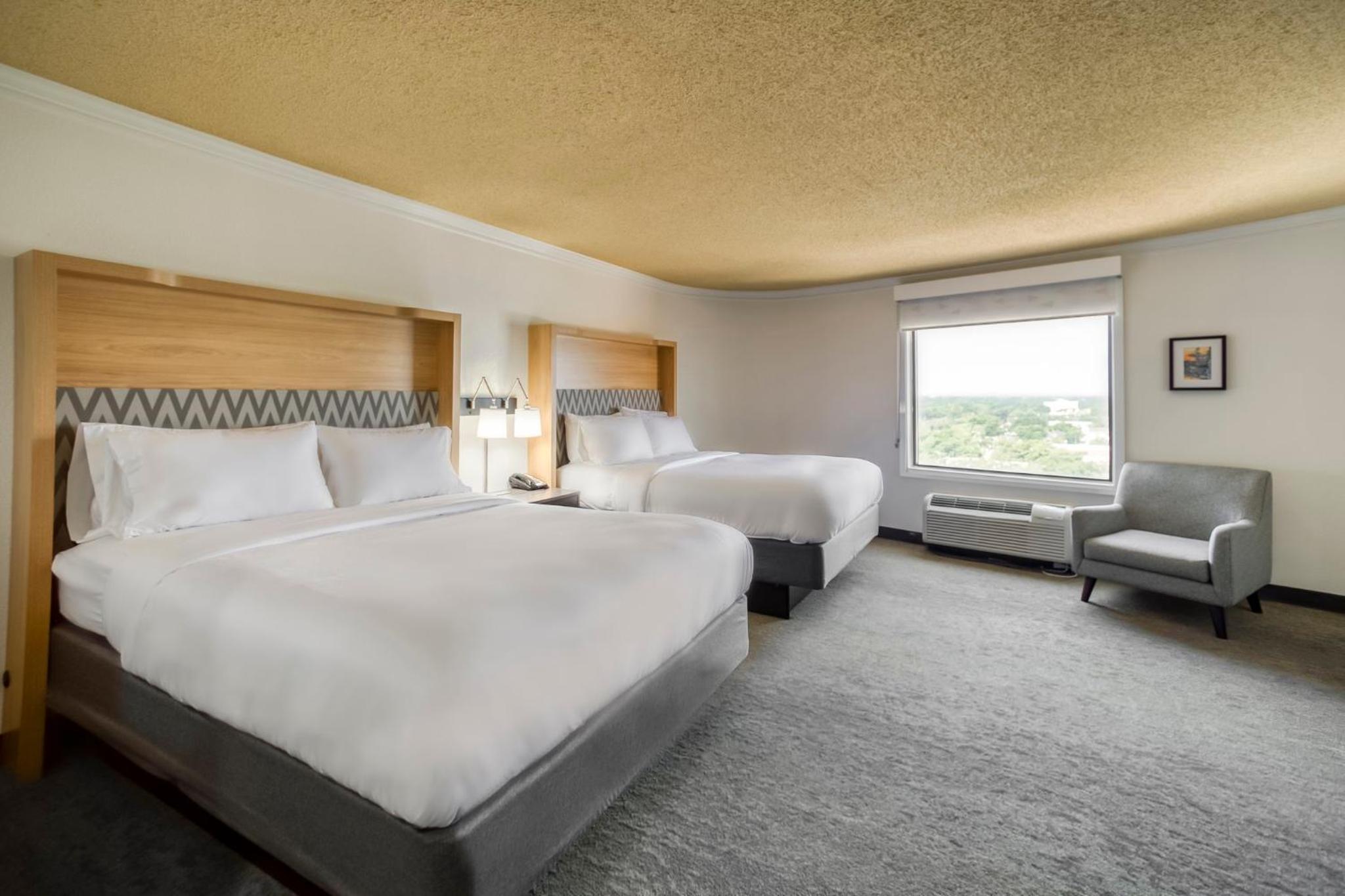 Standard Queen Room with Two Queen Beds - Photo 2