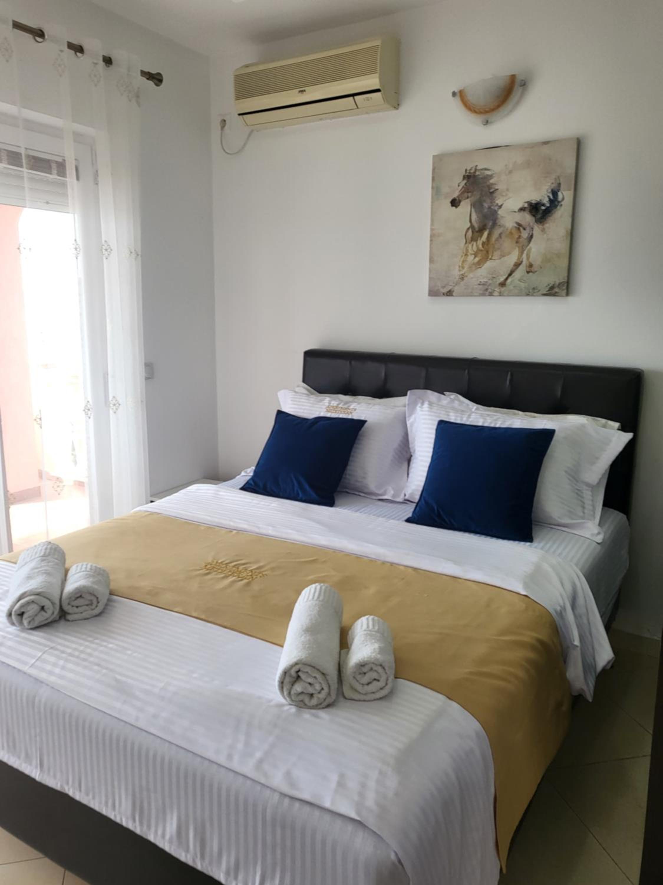 Deluxe Two-Bedroom Apartment with Terrace and Sea View - Photo 26
