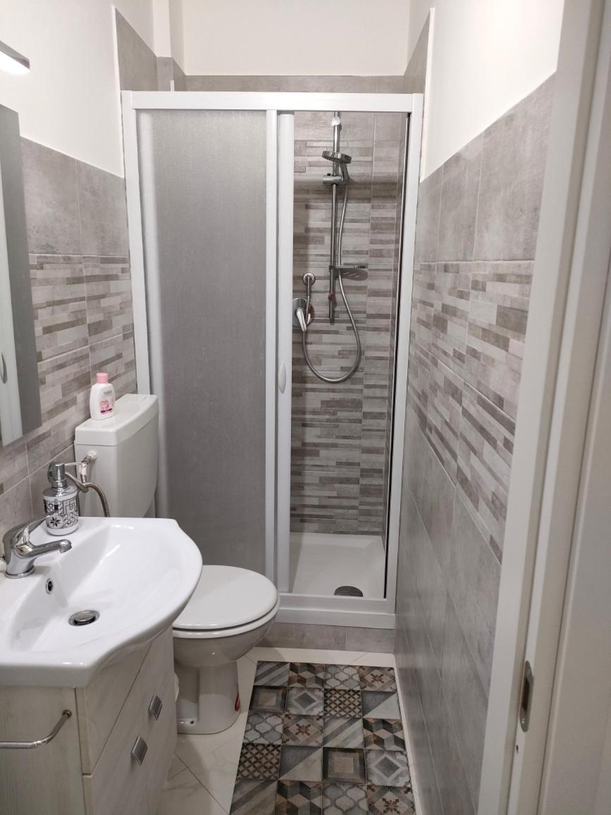 Double or Twin Room with Private Bathroom - Photo 12