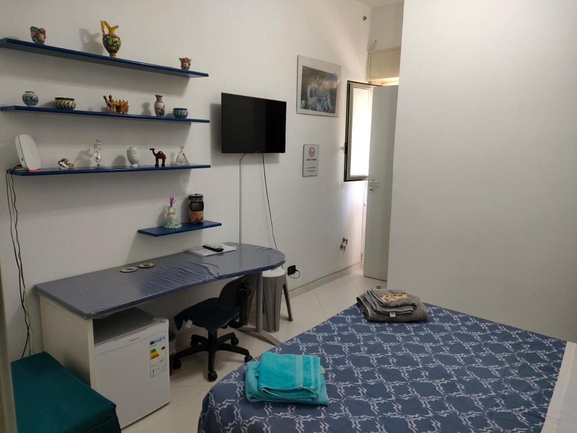 Double or Twin Room with Private Bathroom - Photo 13