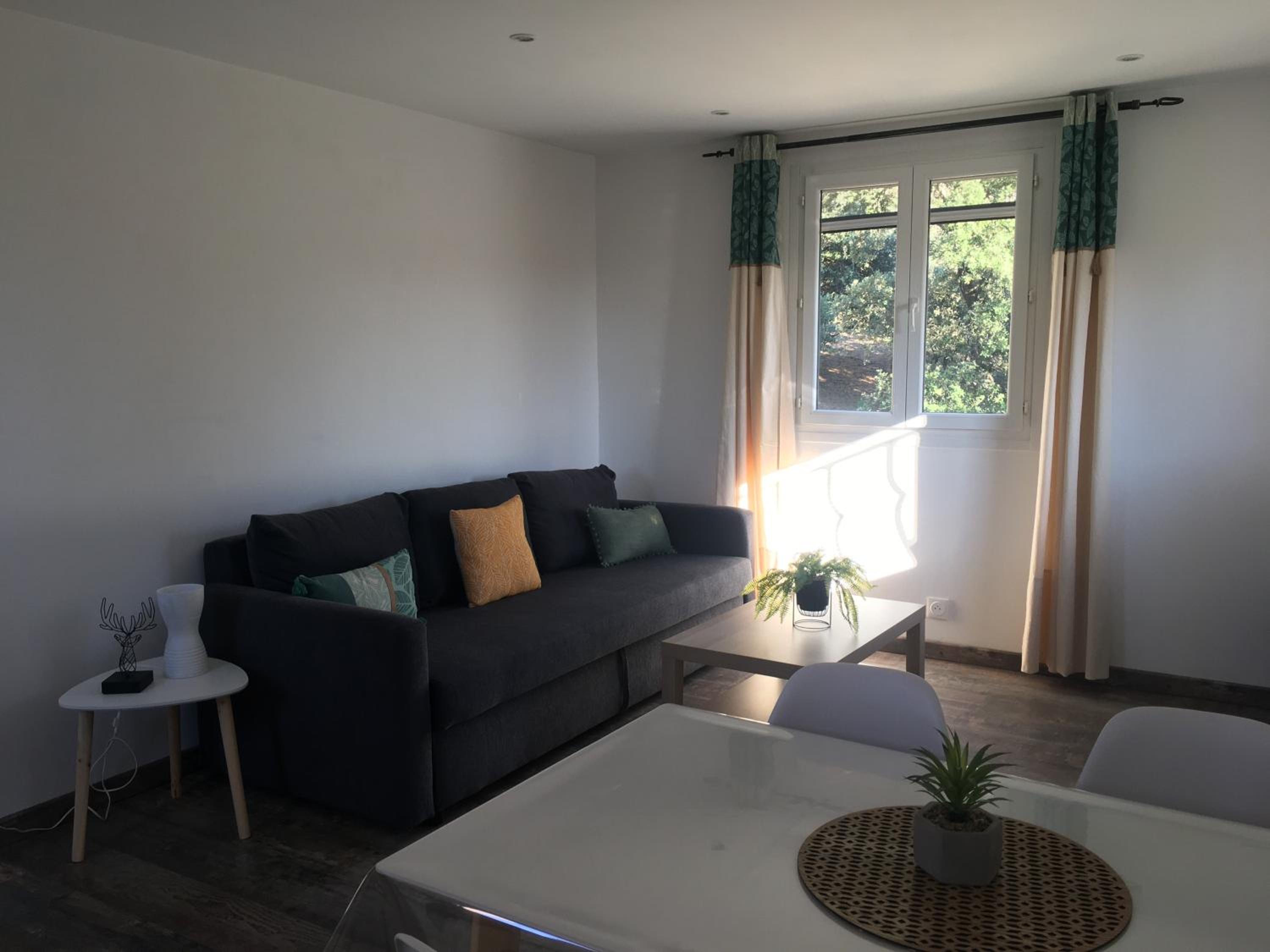 One-Bedroom Apartment - Photo 1