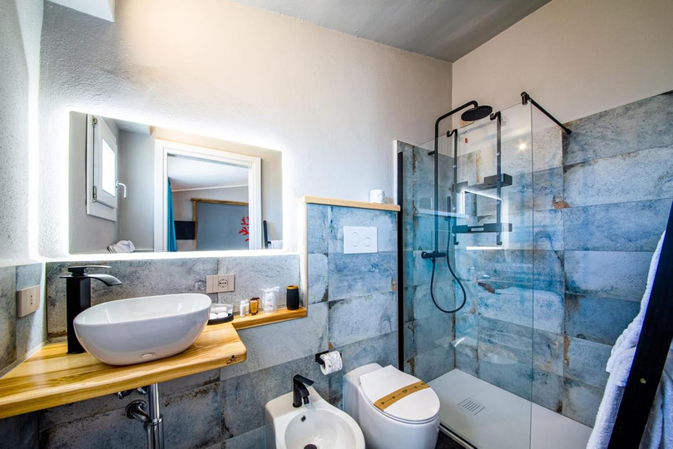 Deluxe Triple Room with Sea View photo 3