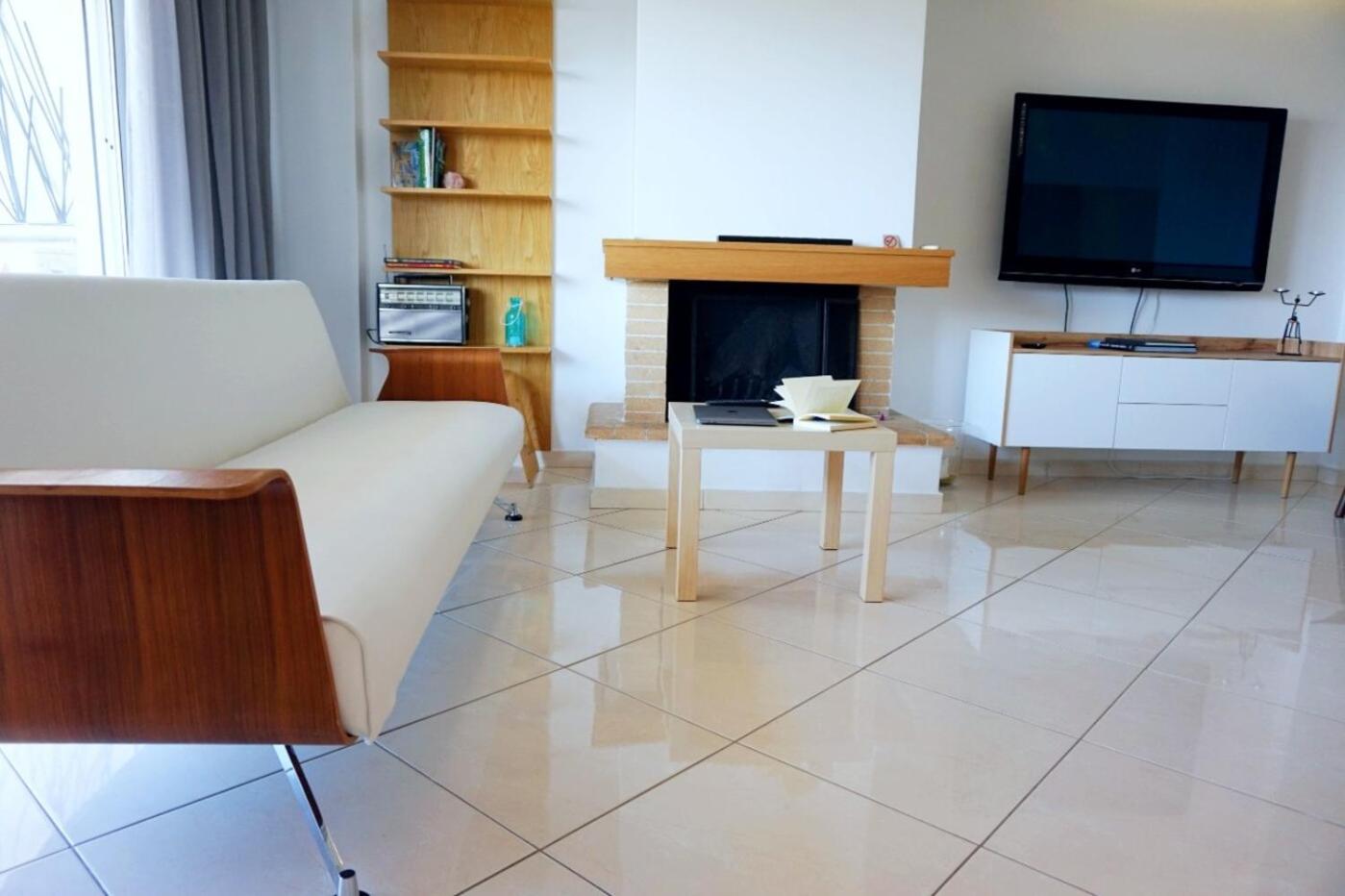Apartment with Balcony - Photo 9