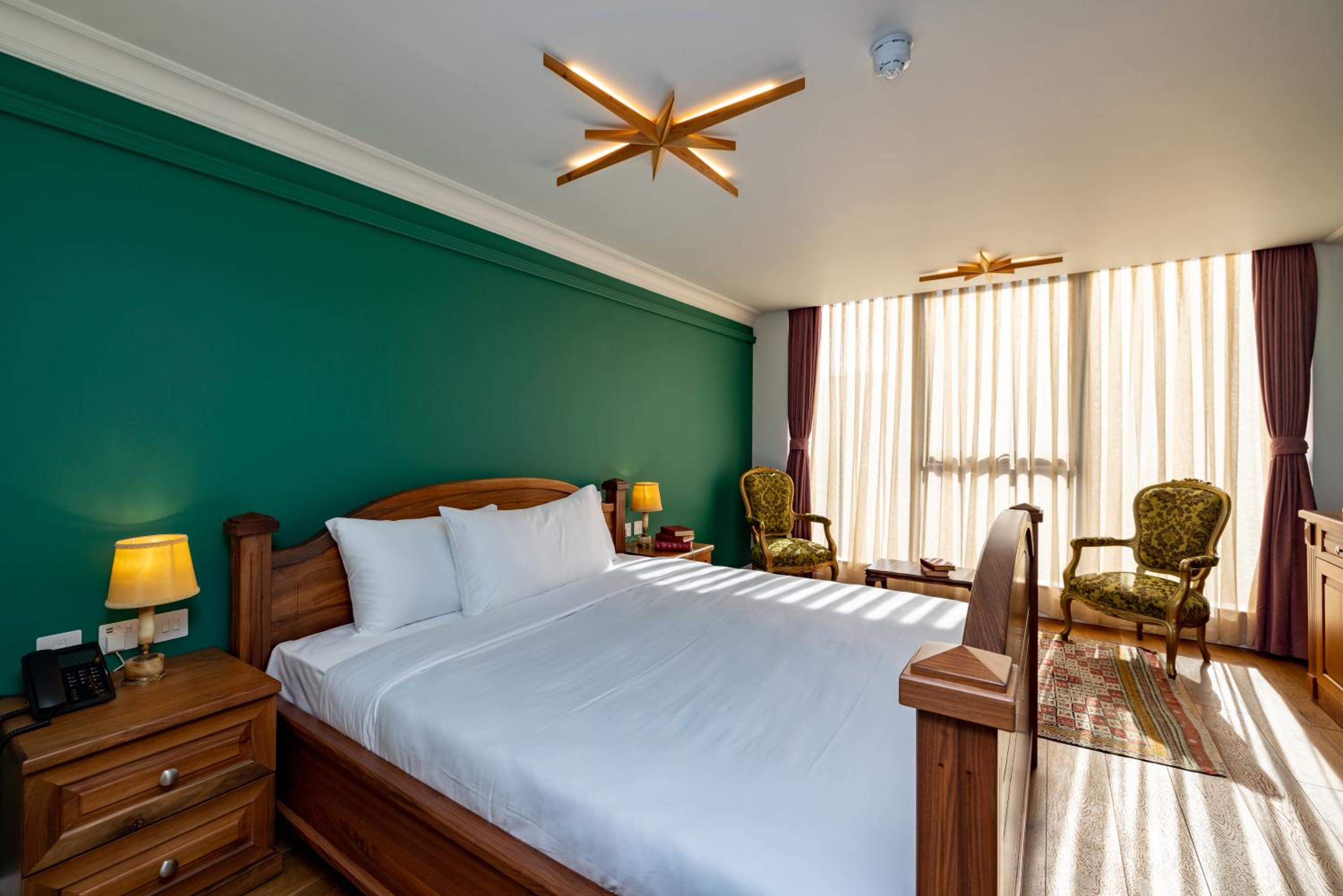 Deluxe King Room thumbnail 6