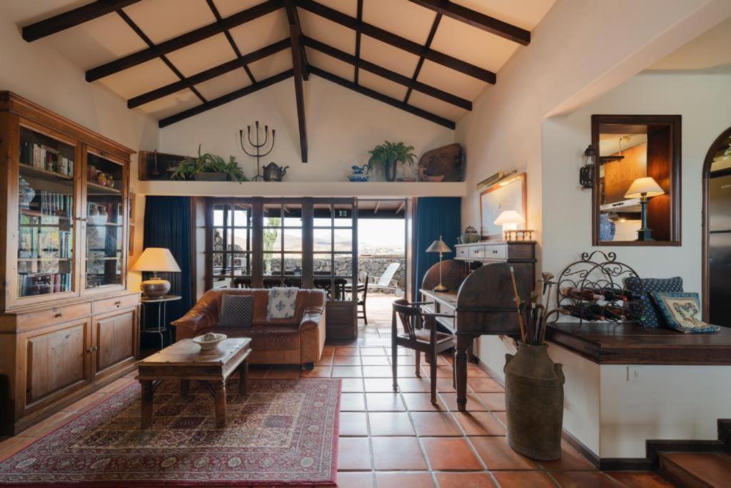Apartamento de tres habitaciones con terraza.