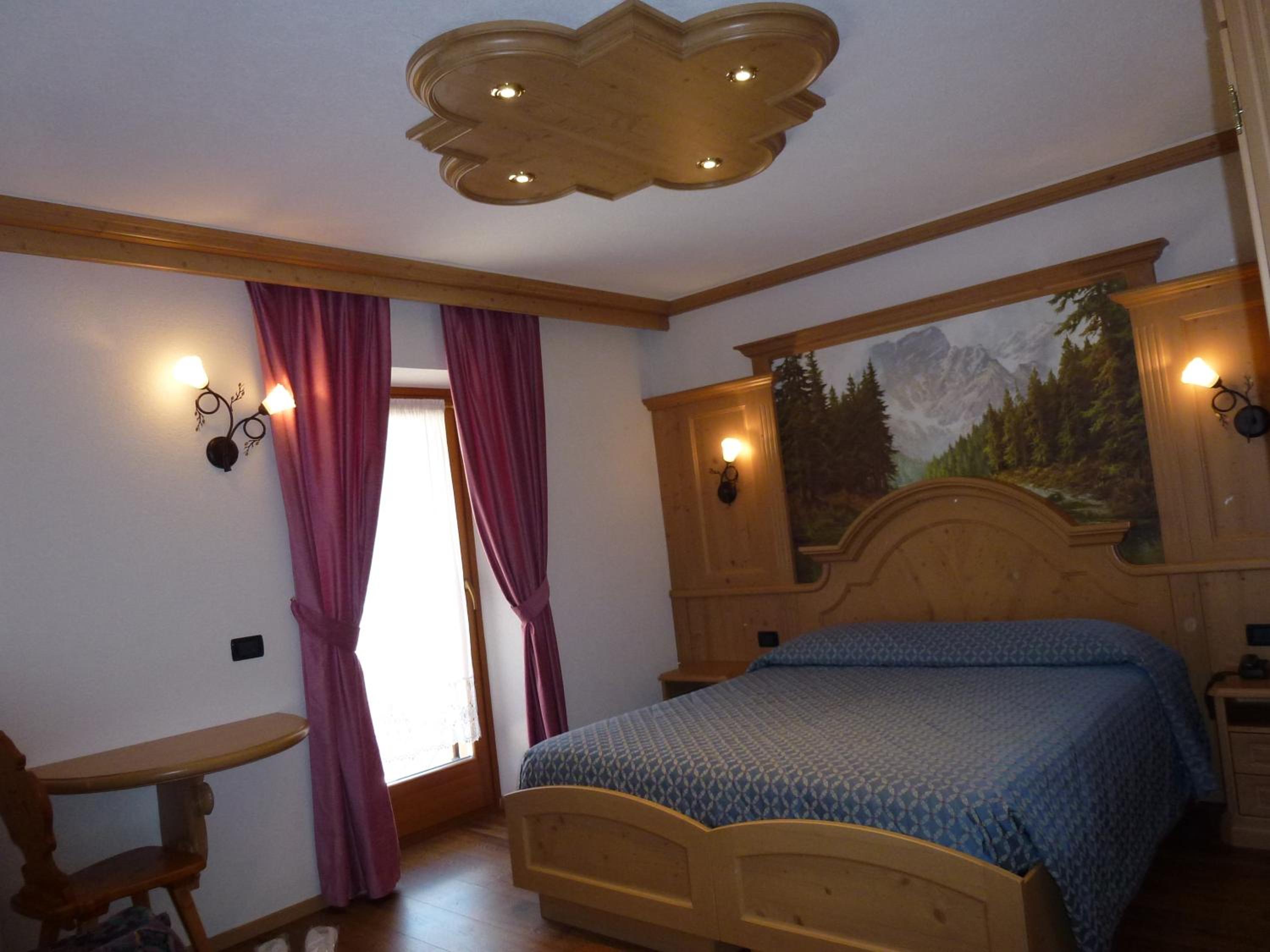 Family Room with Mountain View (2 Adults + 2 Children) photo 1
