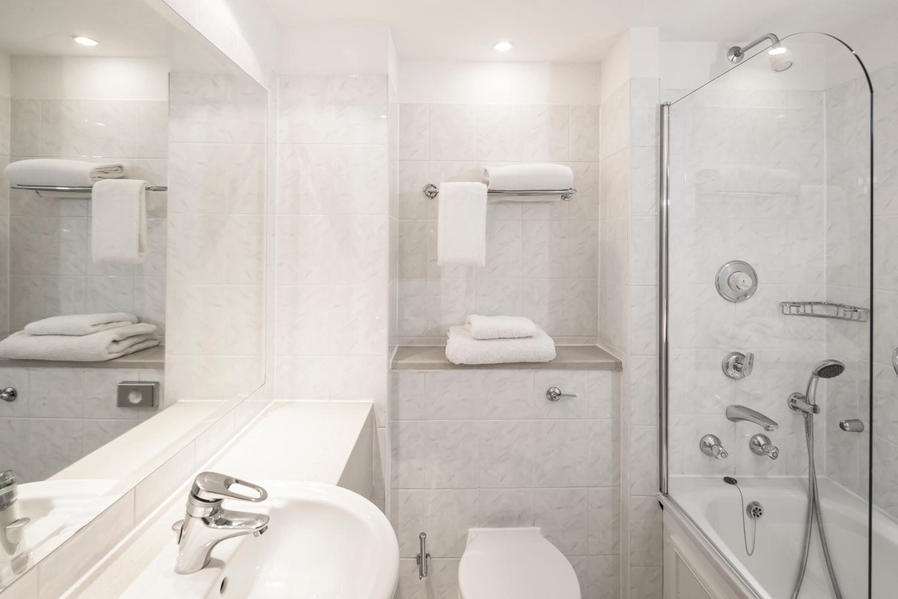 One-Bedroom Super King Suite with View & Lounge Access