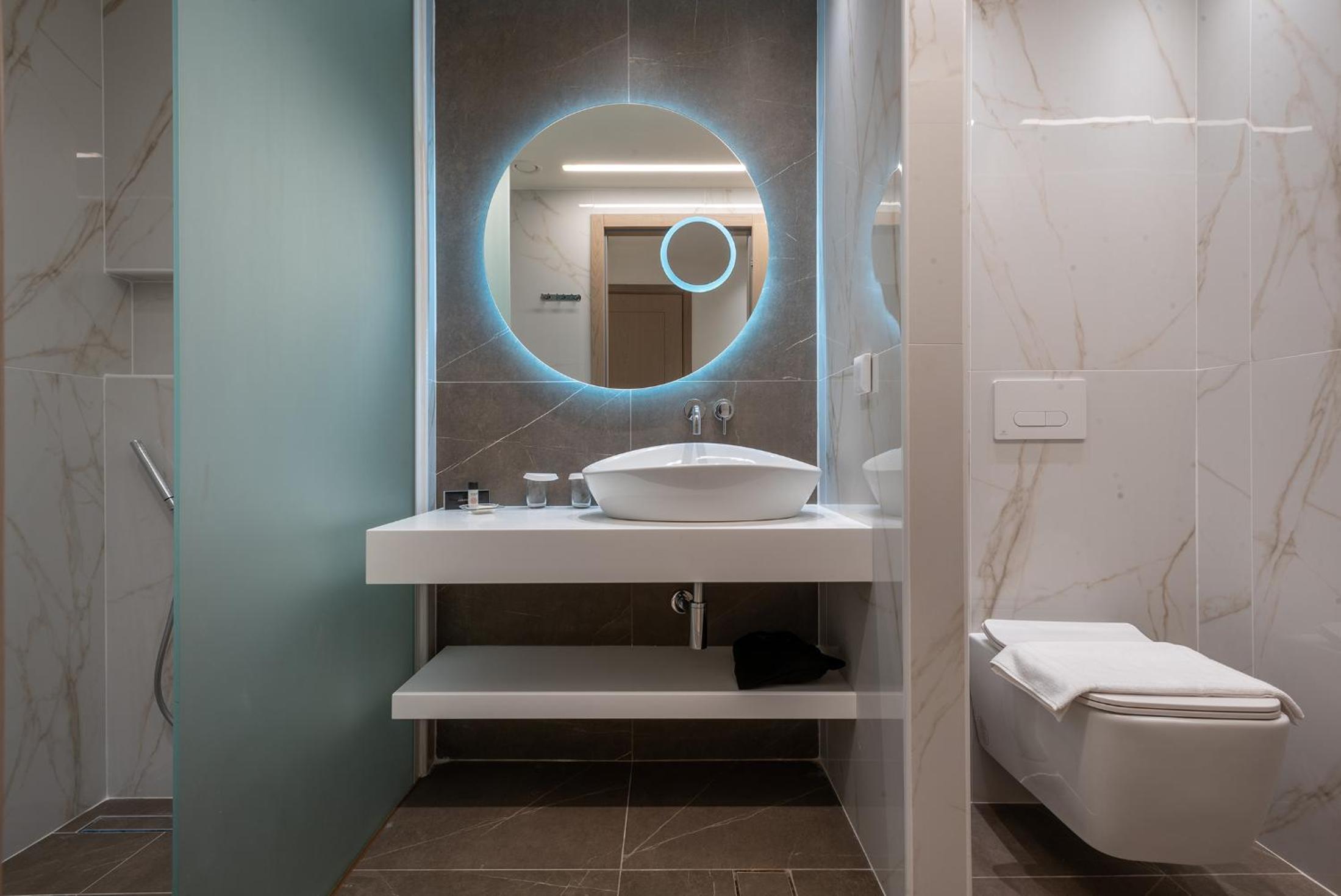 Deluxe Suite - Photo 6