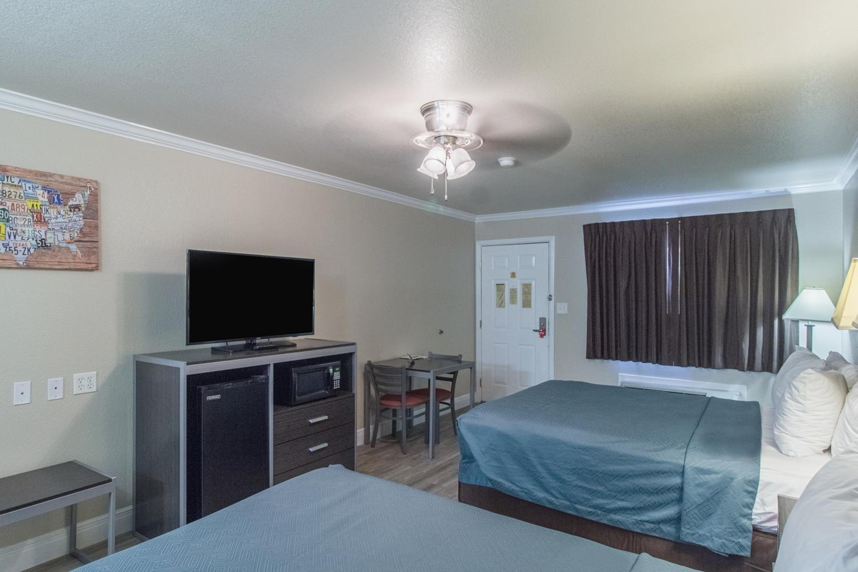 Queen Room with Two Queen Beds - Non-Smoking - Photo 4