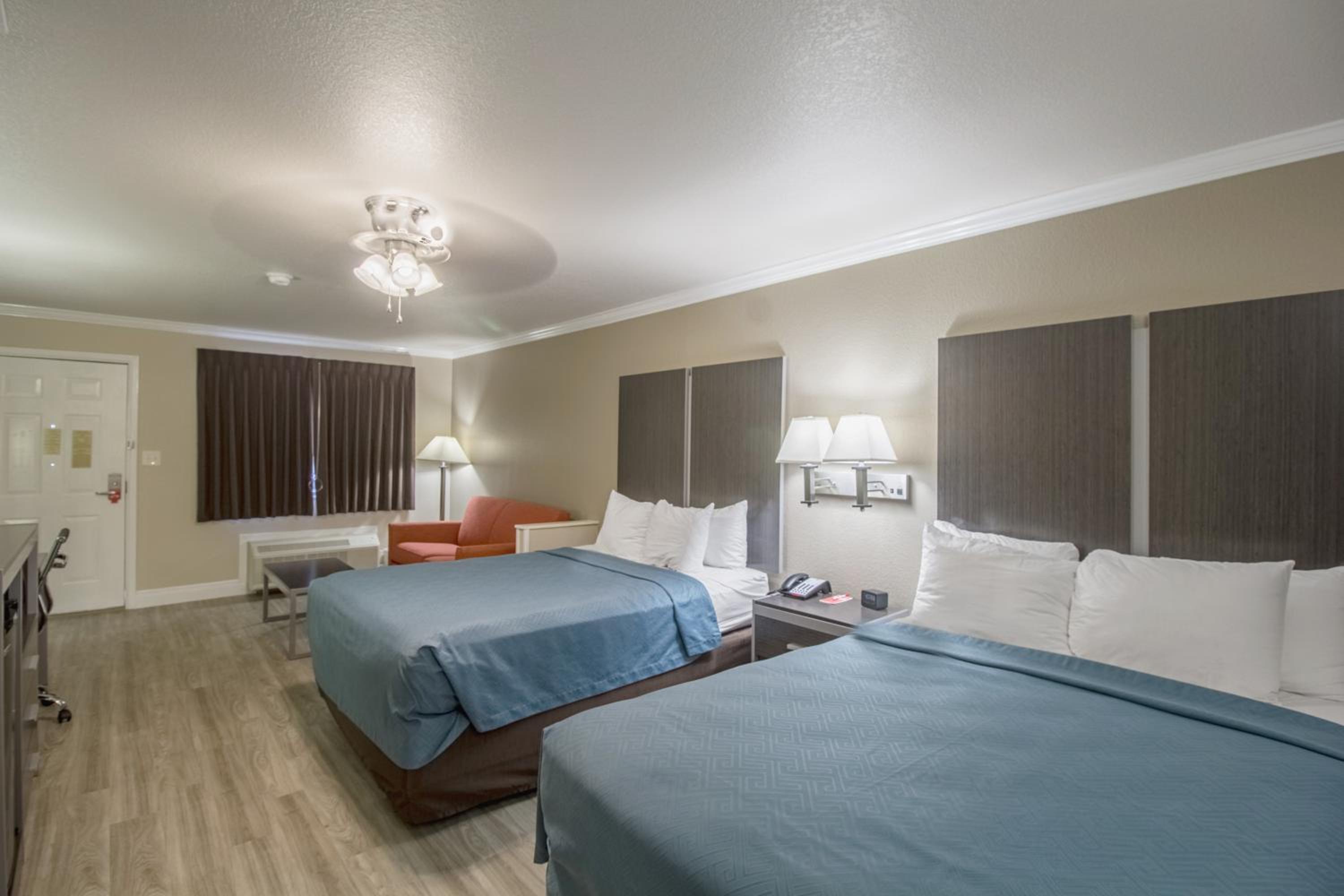 Queen Room with Two Queen Beds - Accessible/Non-Smoking  - Photo 4
