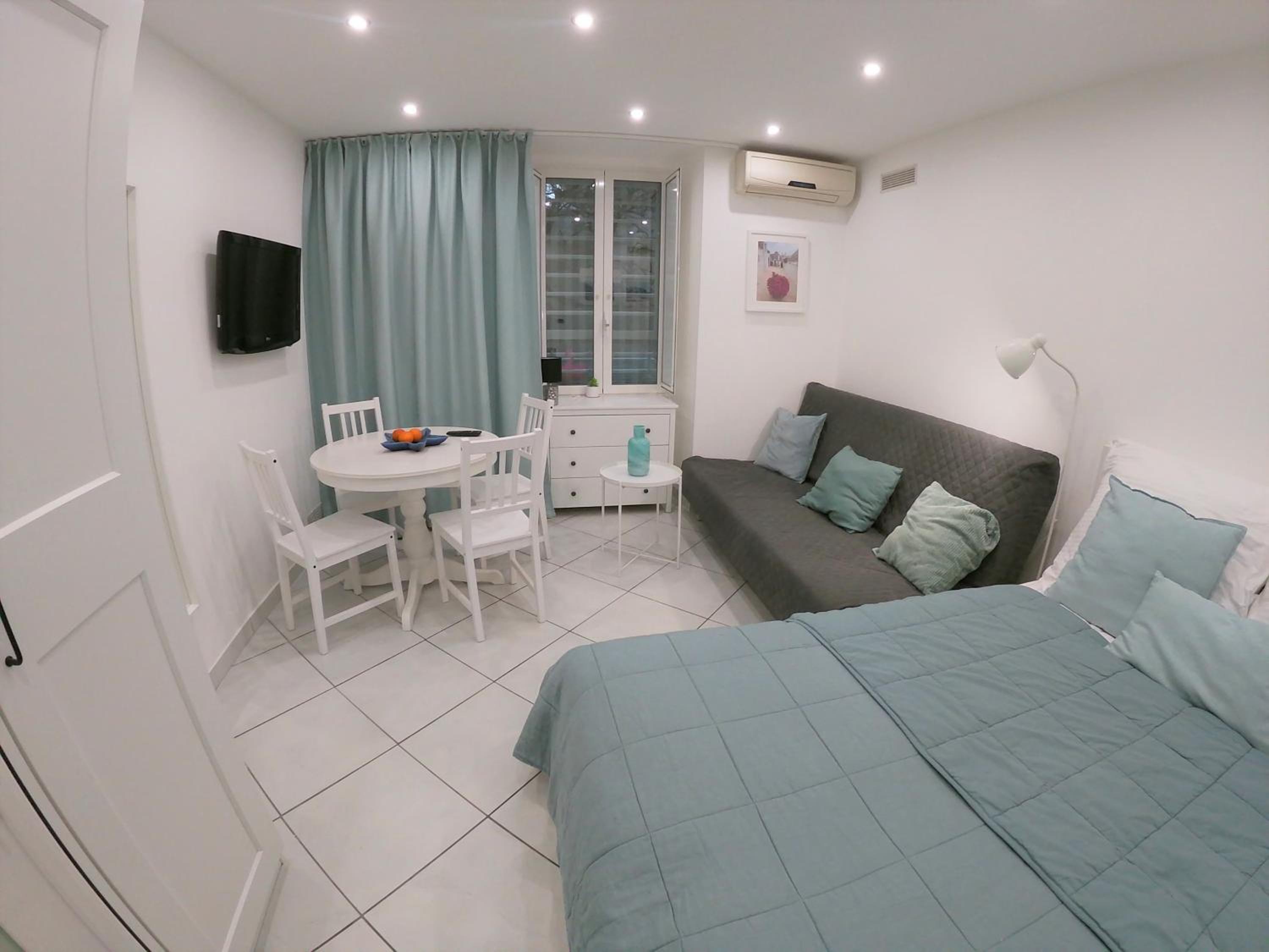 One-Bedroom Apartment