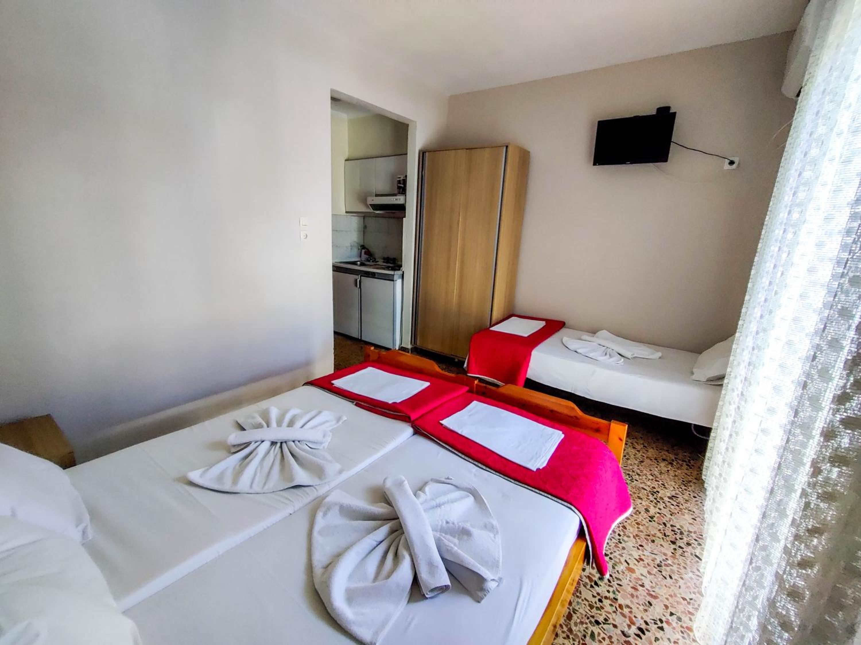 Triple Room with Balcony - Photo 1