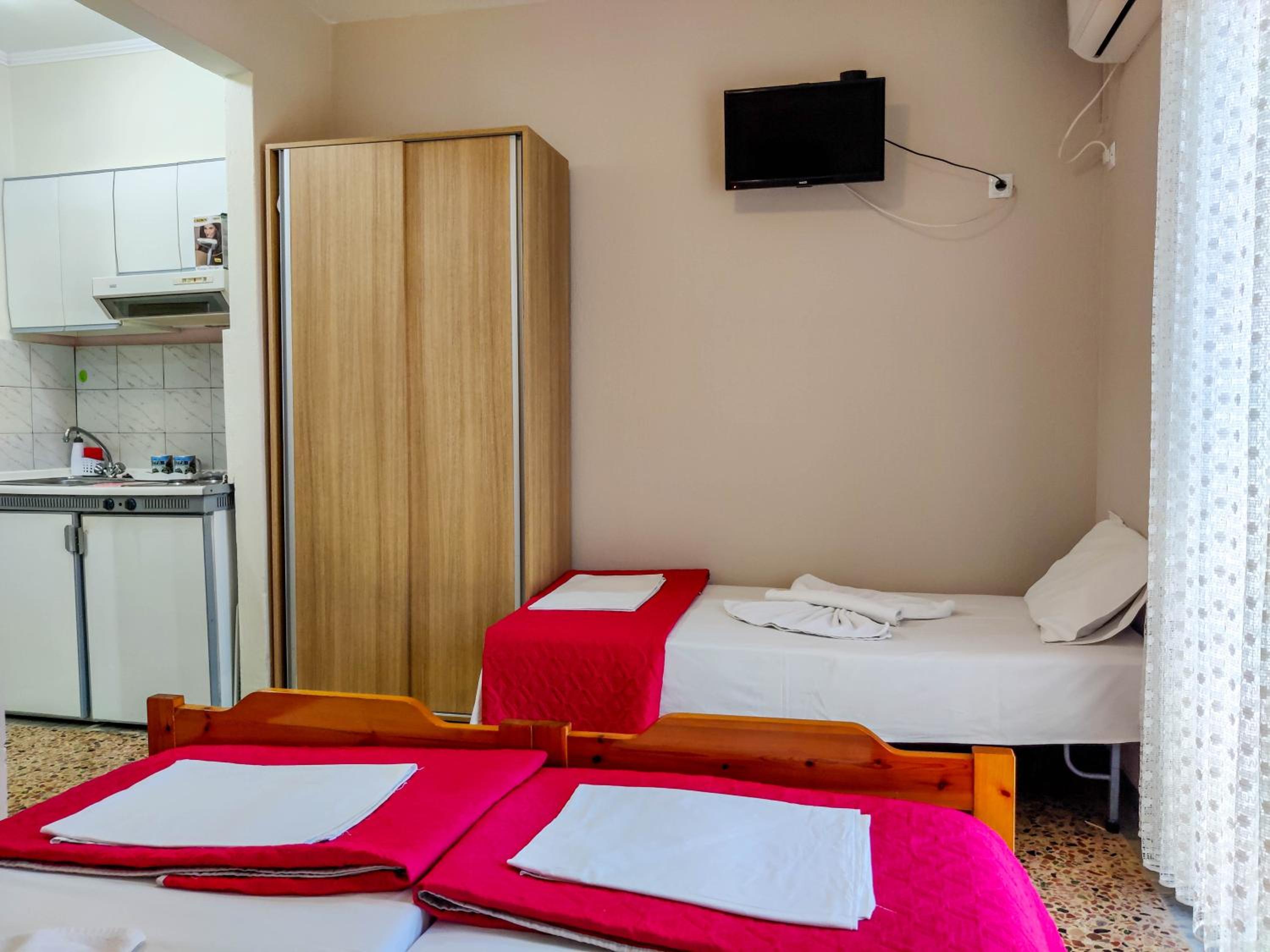 Triple Room with Balcony - Photo 2