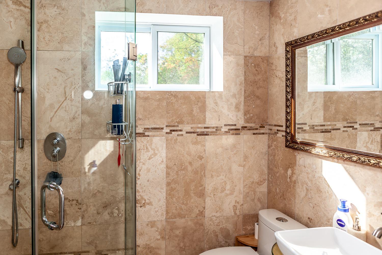 Deluxe King Suite - Photo 12
