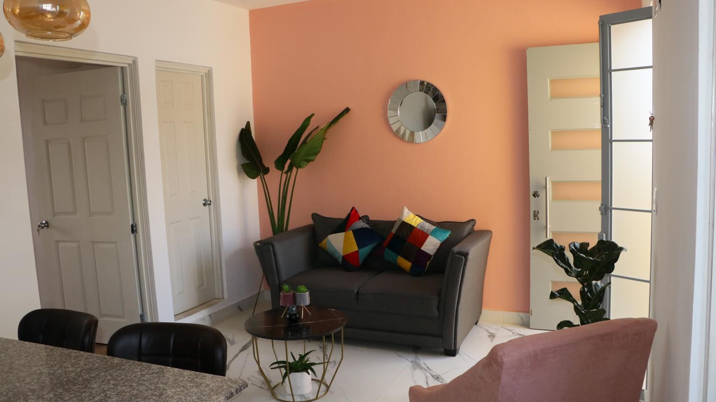 One-Bedroom Apartment photo 1