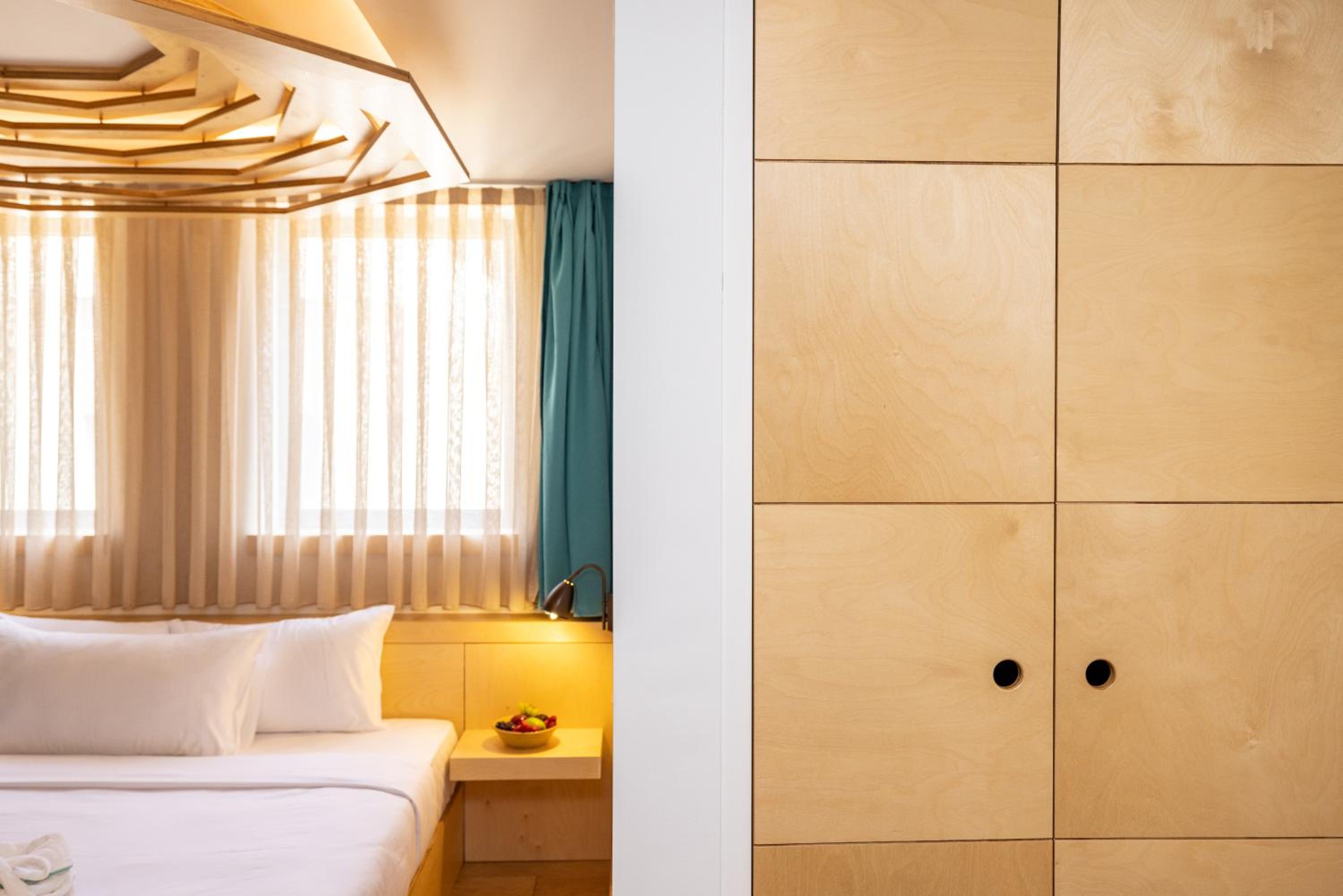 Deluxe Room thumbnail 5