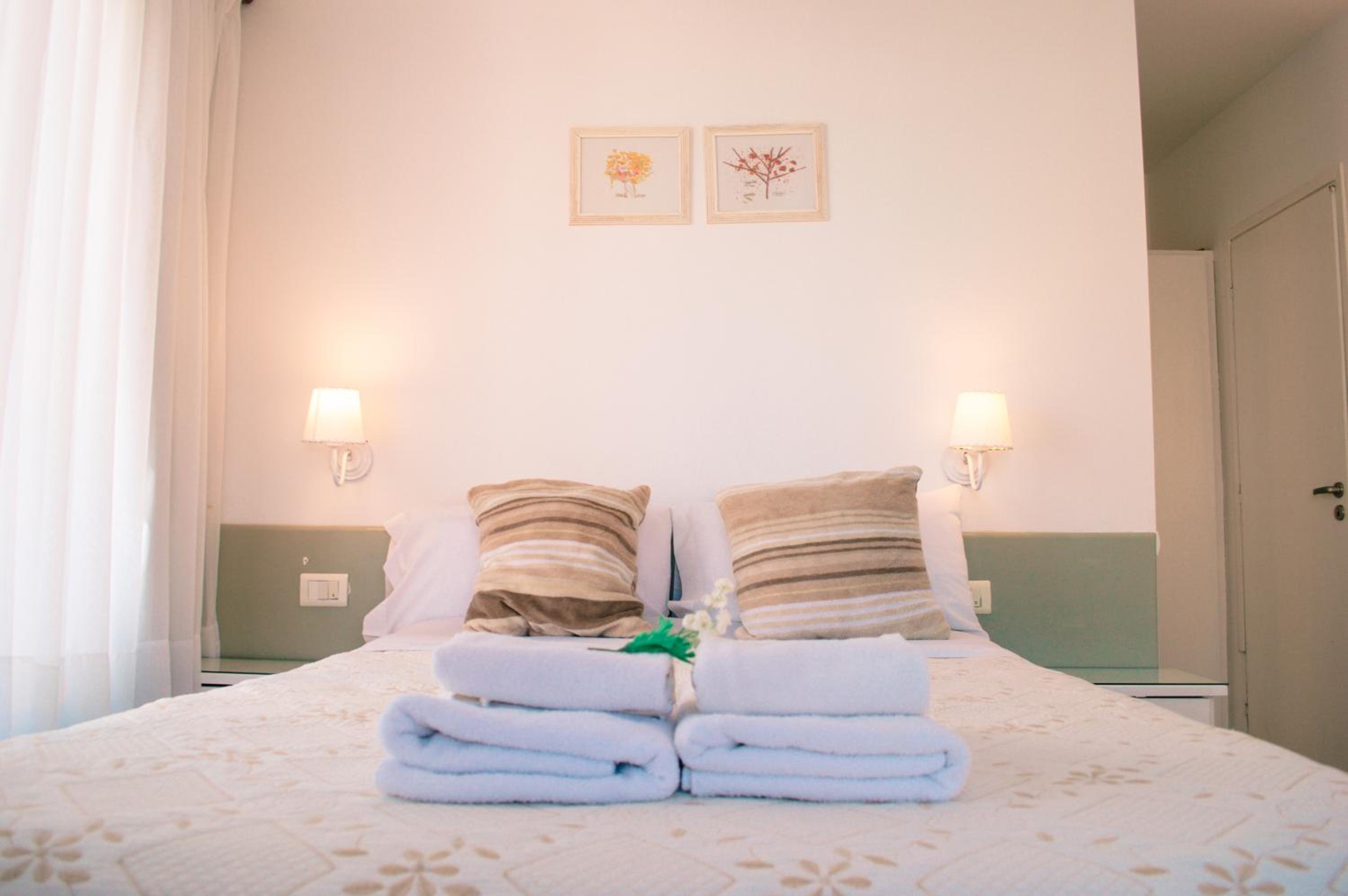 Deluxe Double Room with Side Sea View photo 2
