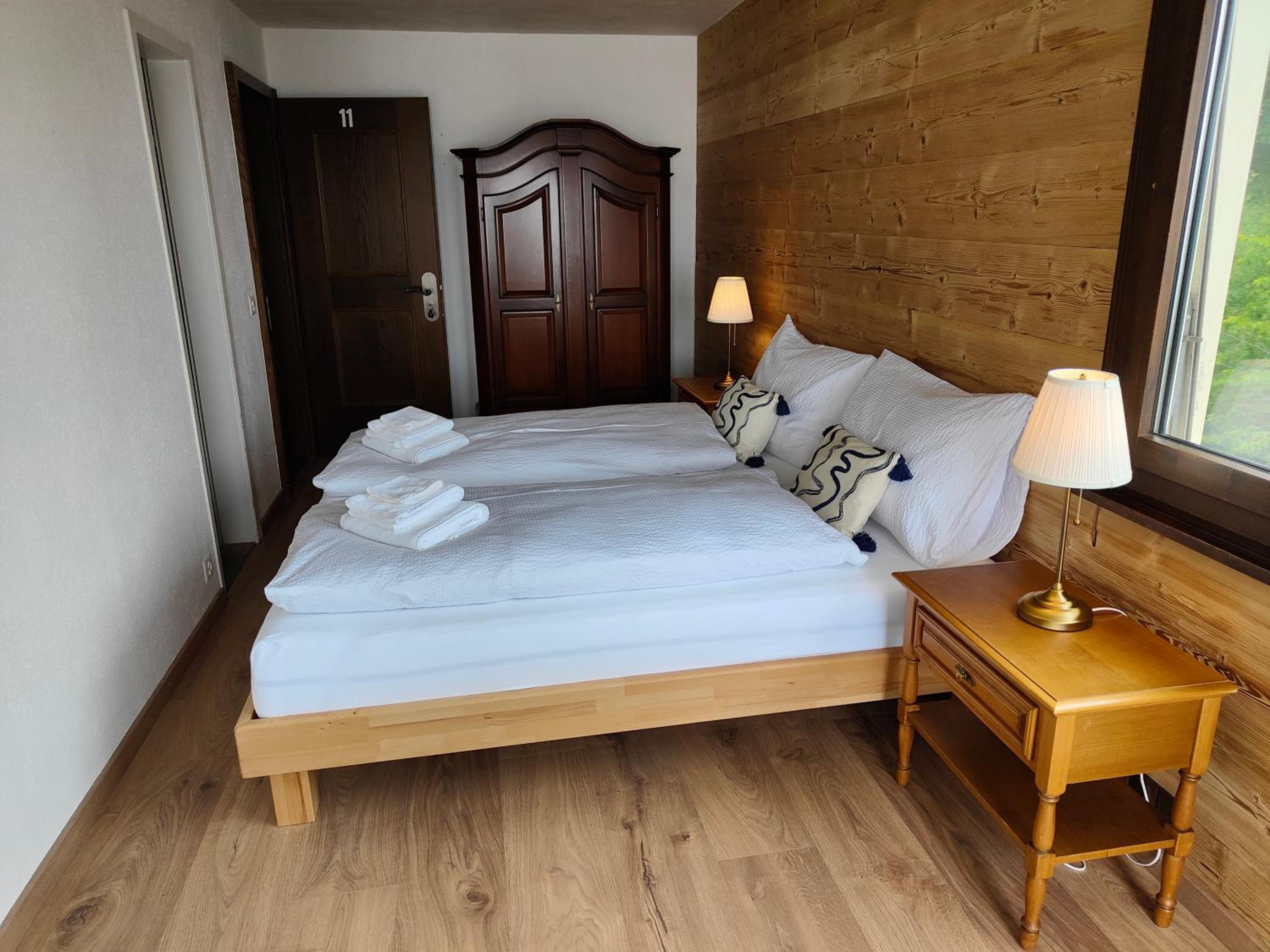 Deluxe Room with Lake and Mountain View - Photo 10