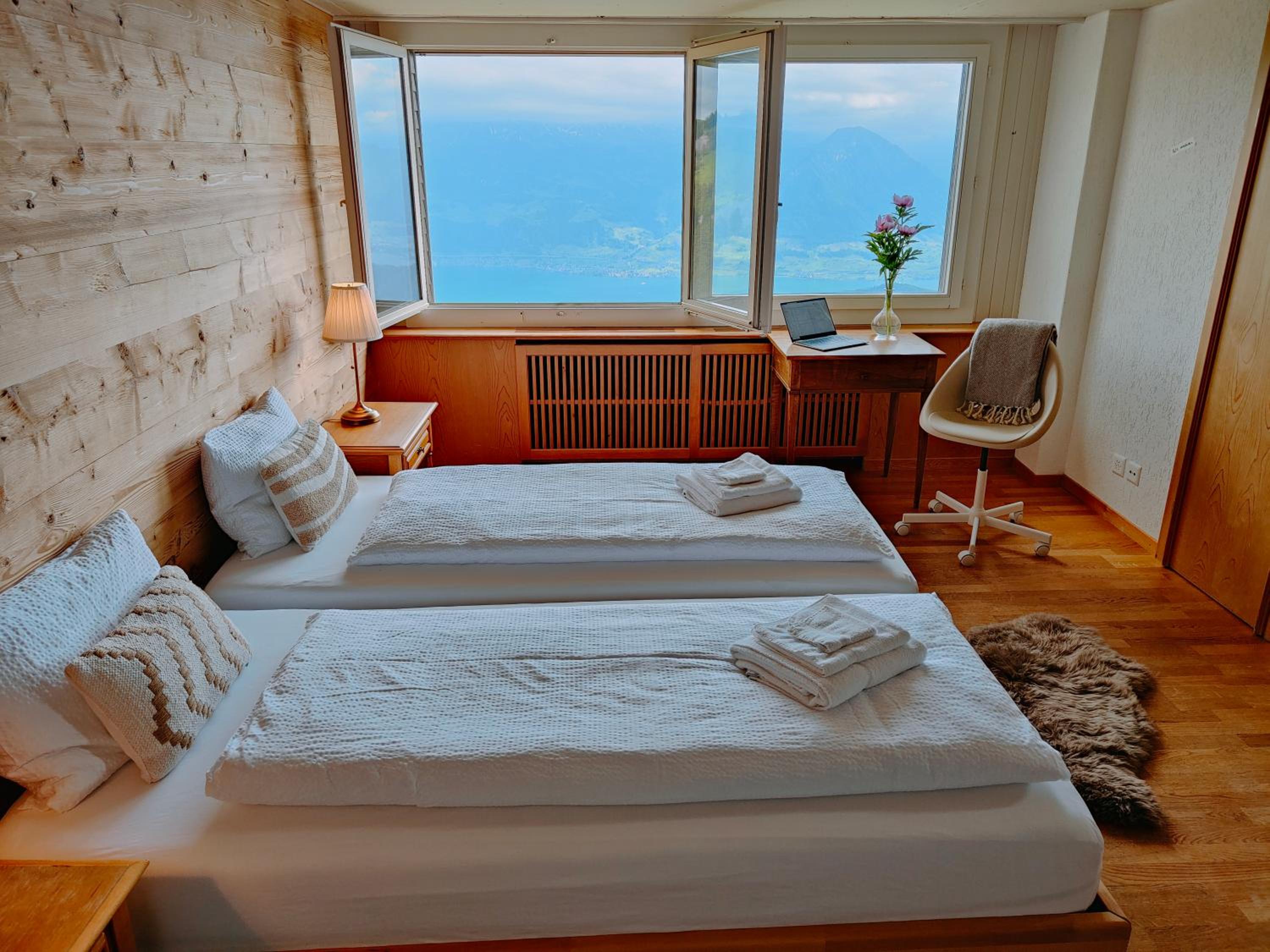 Deluxe Room with Lake and Mountain View - Photo 9