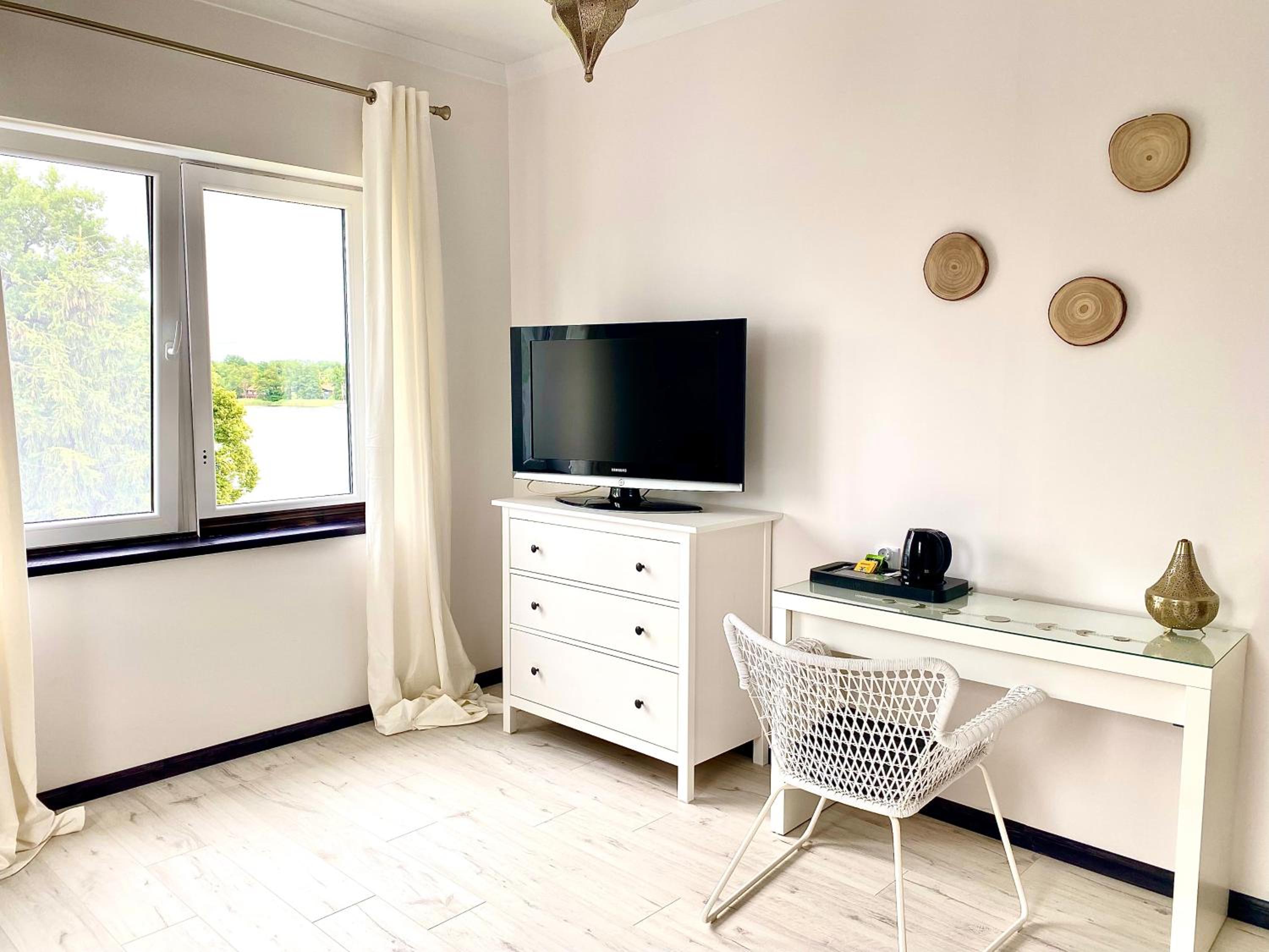 Double Room with Lake View - Photo 2