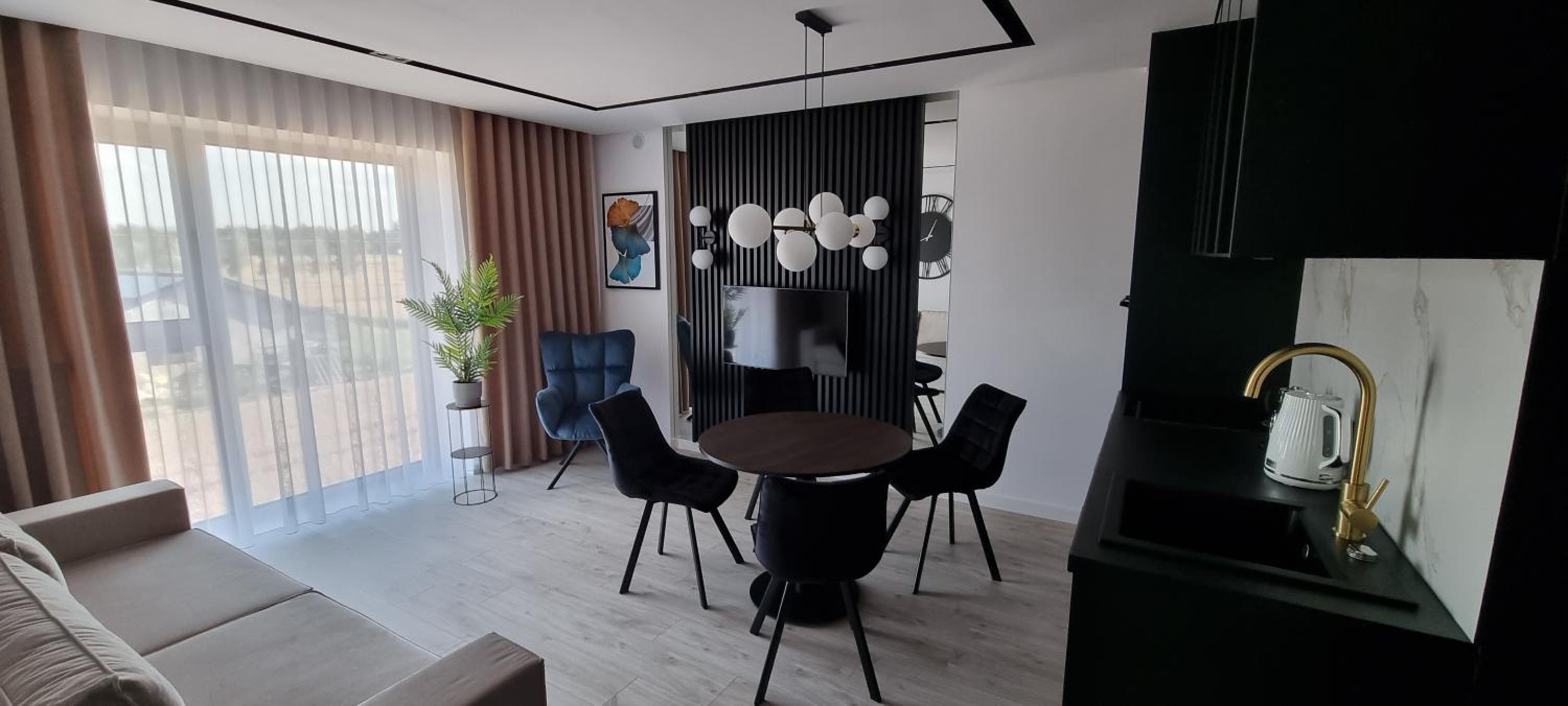 Apartment with Balcony - Photo 3