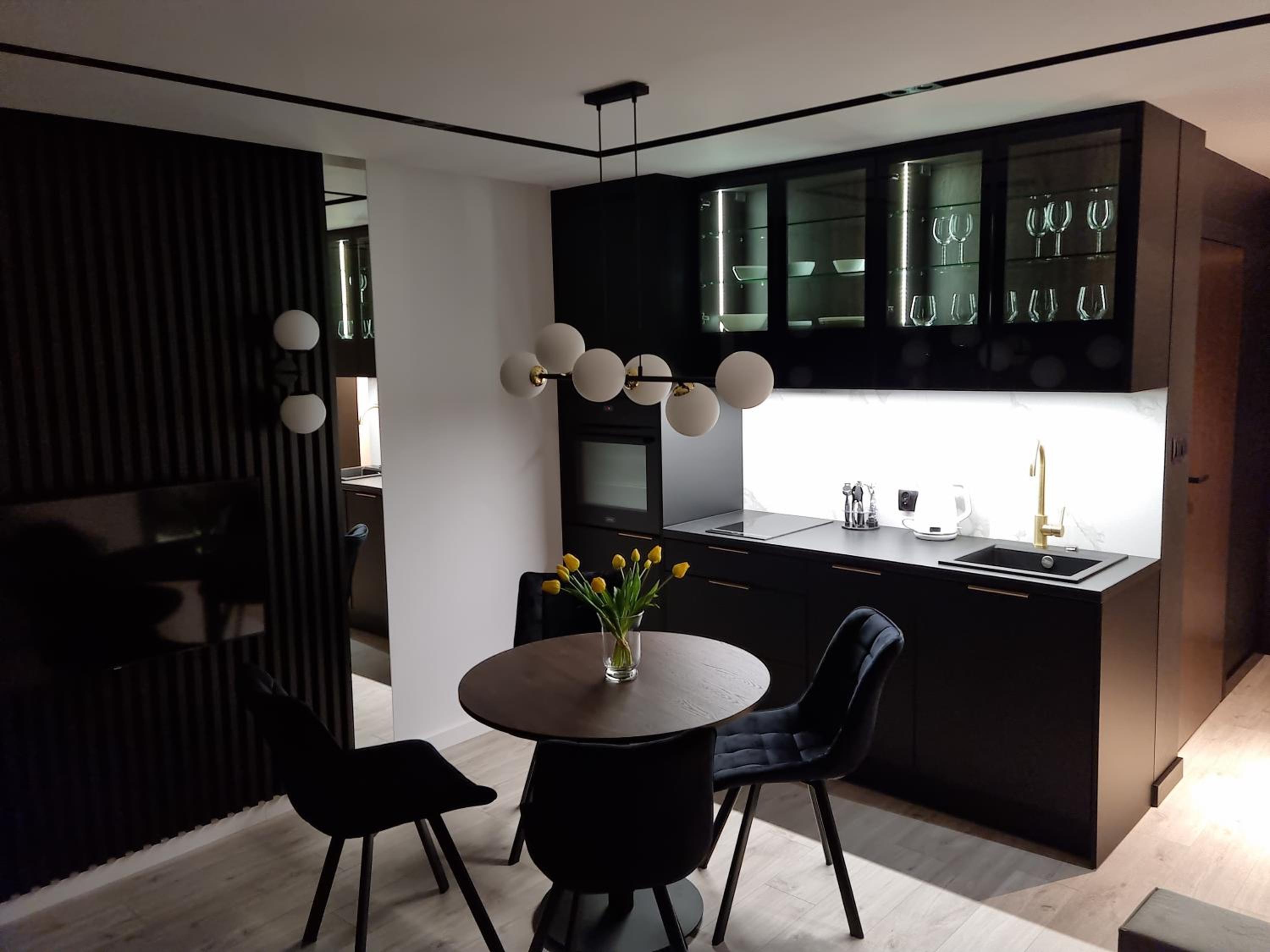 Apartment with Balcony - Photo 10