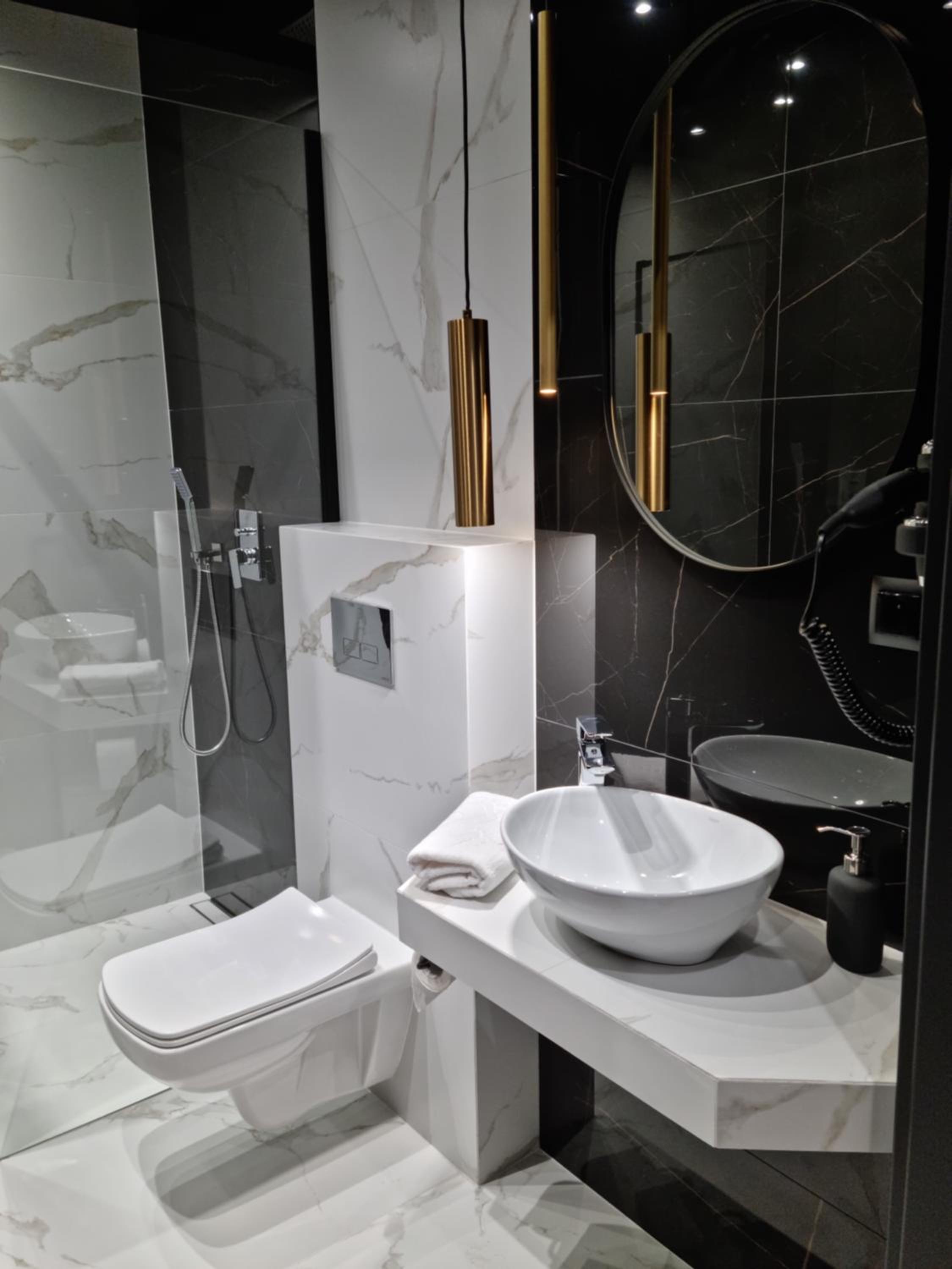 Double Room with Private Bathroom - Photo 10