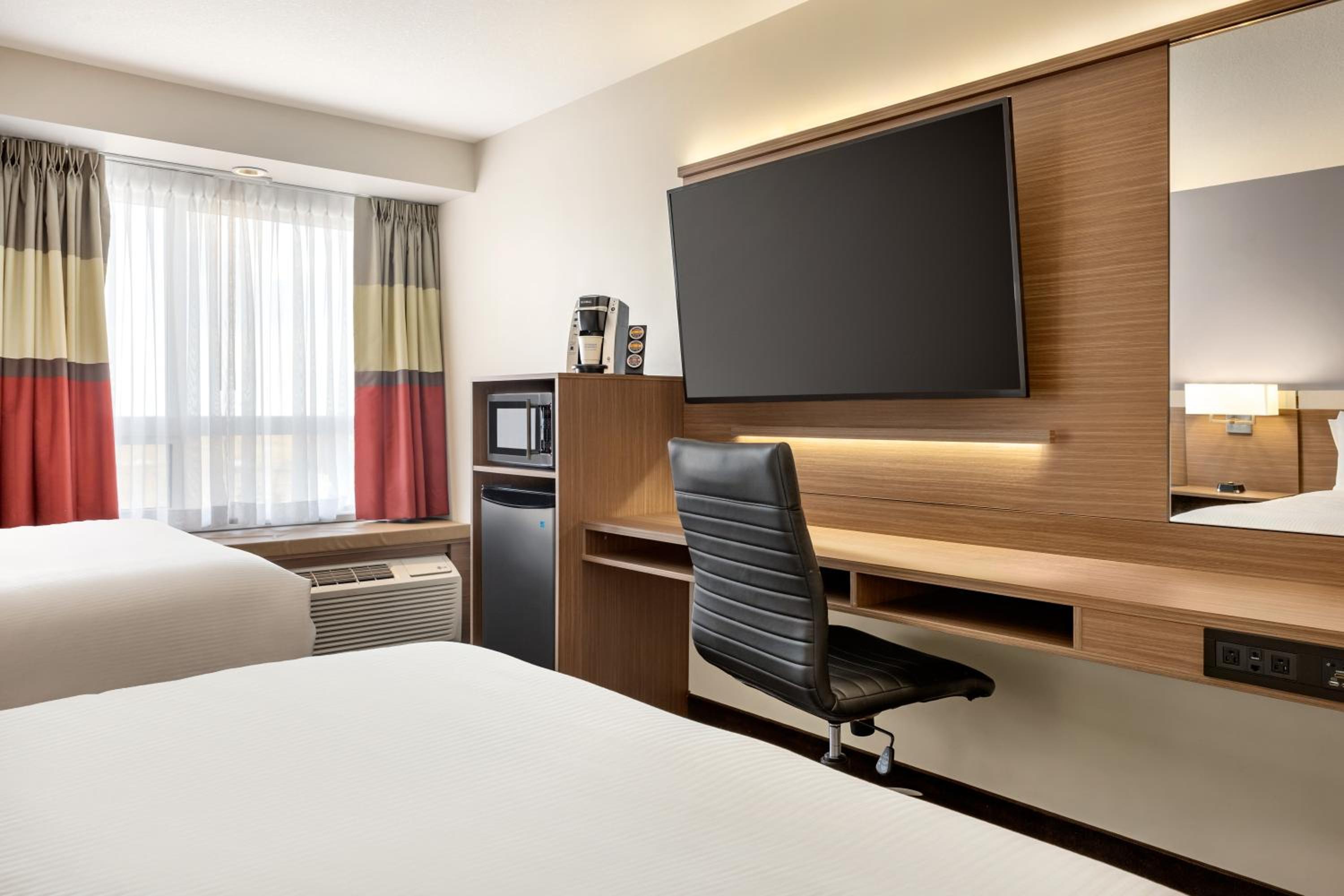 Queen Room with Two Queen Beds - Non-Smoking photo 3