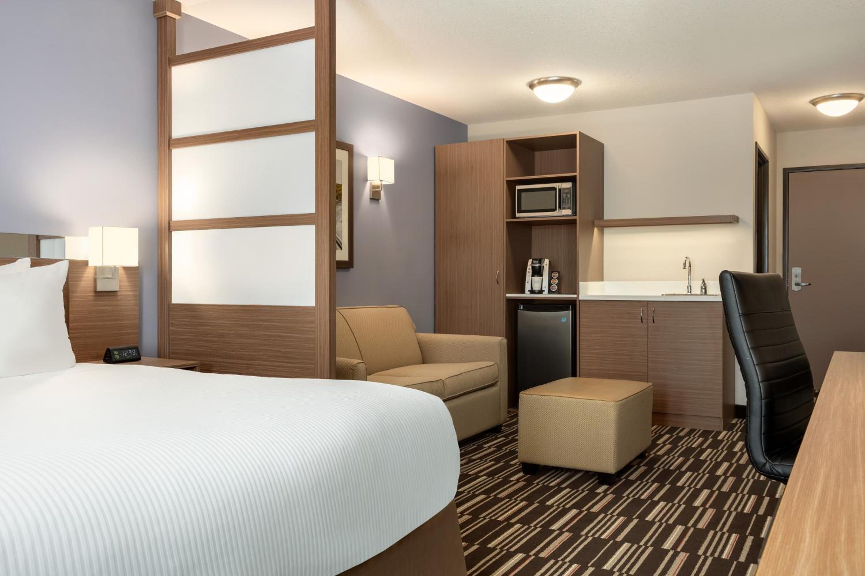 Deluxe Business Queen Room - Non-Smoking photo 3