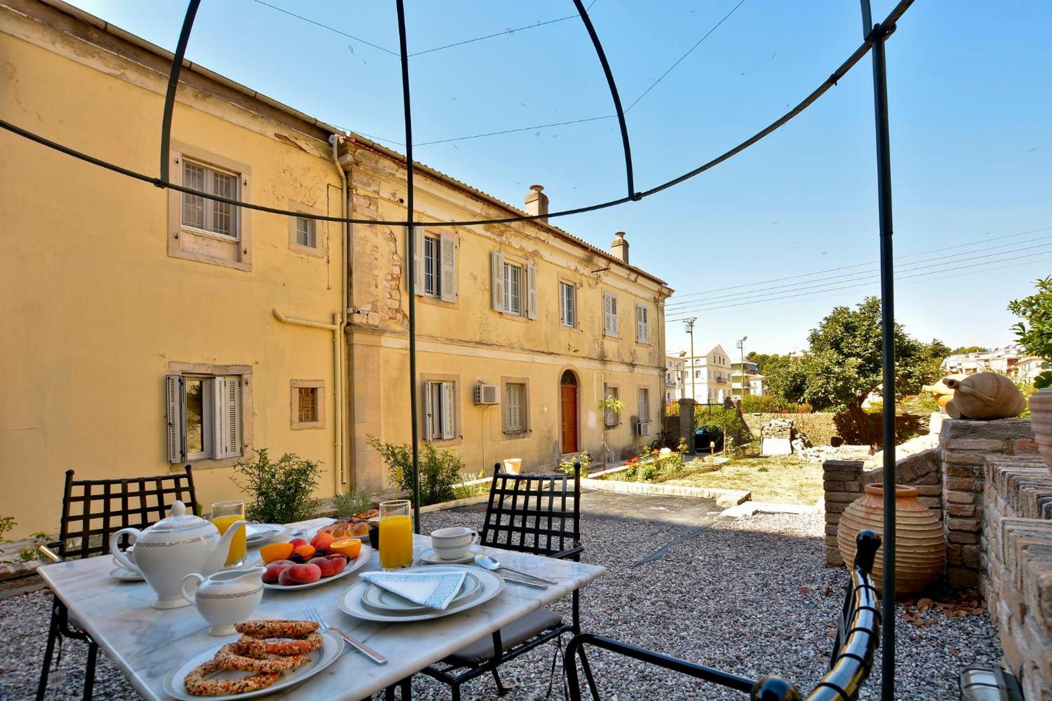 Double Room with Balcony - Photo 3