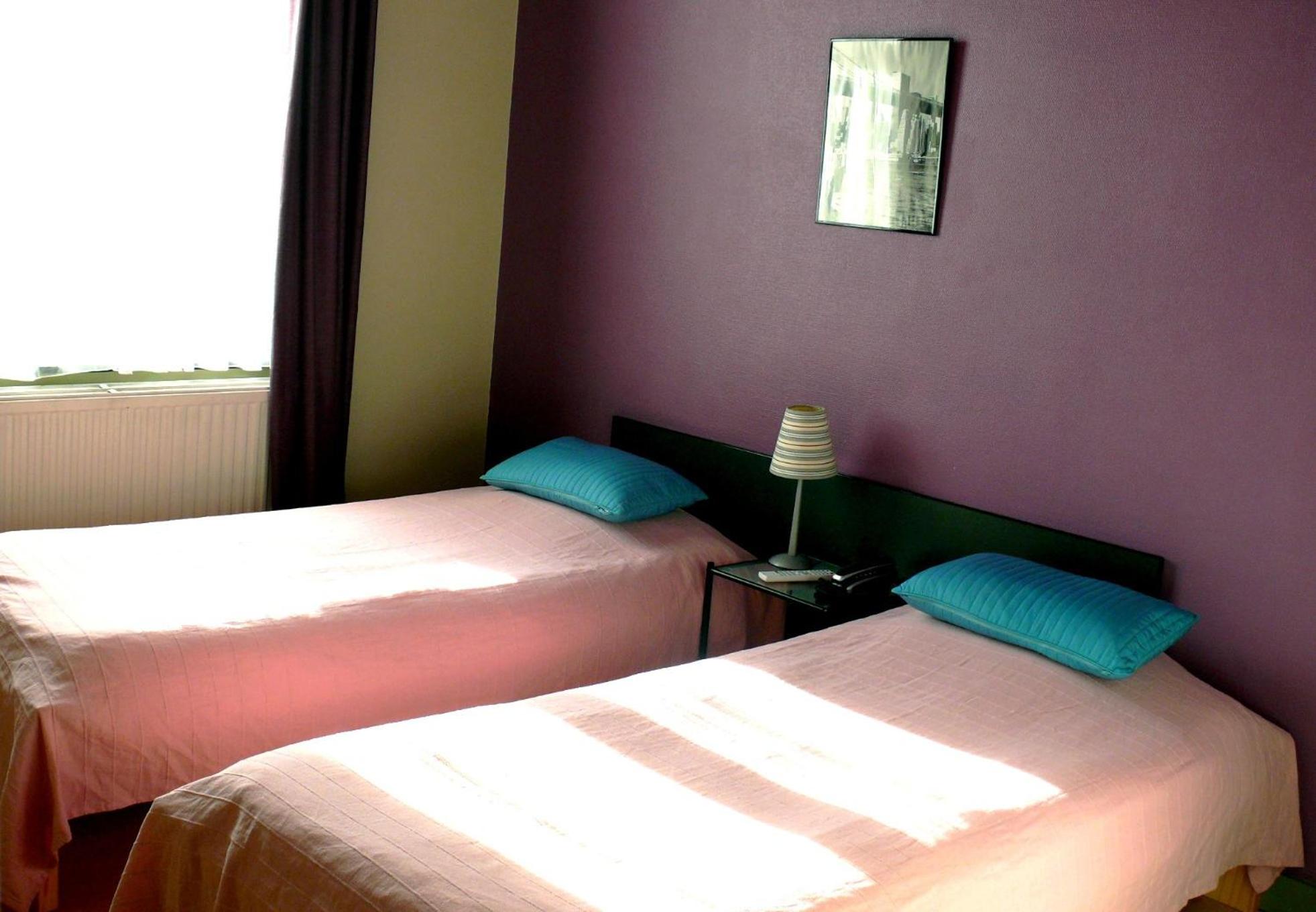Standard Twin Room - Photo 3
