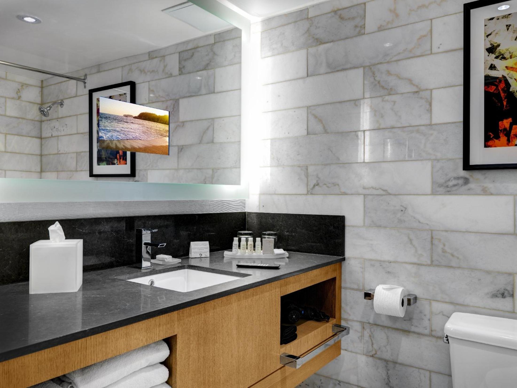 Luxury Suite with Balcony - Photo 2