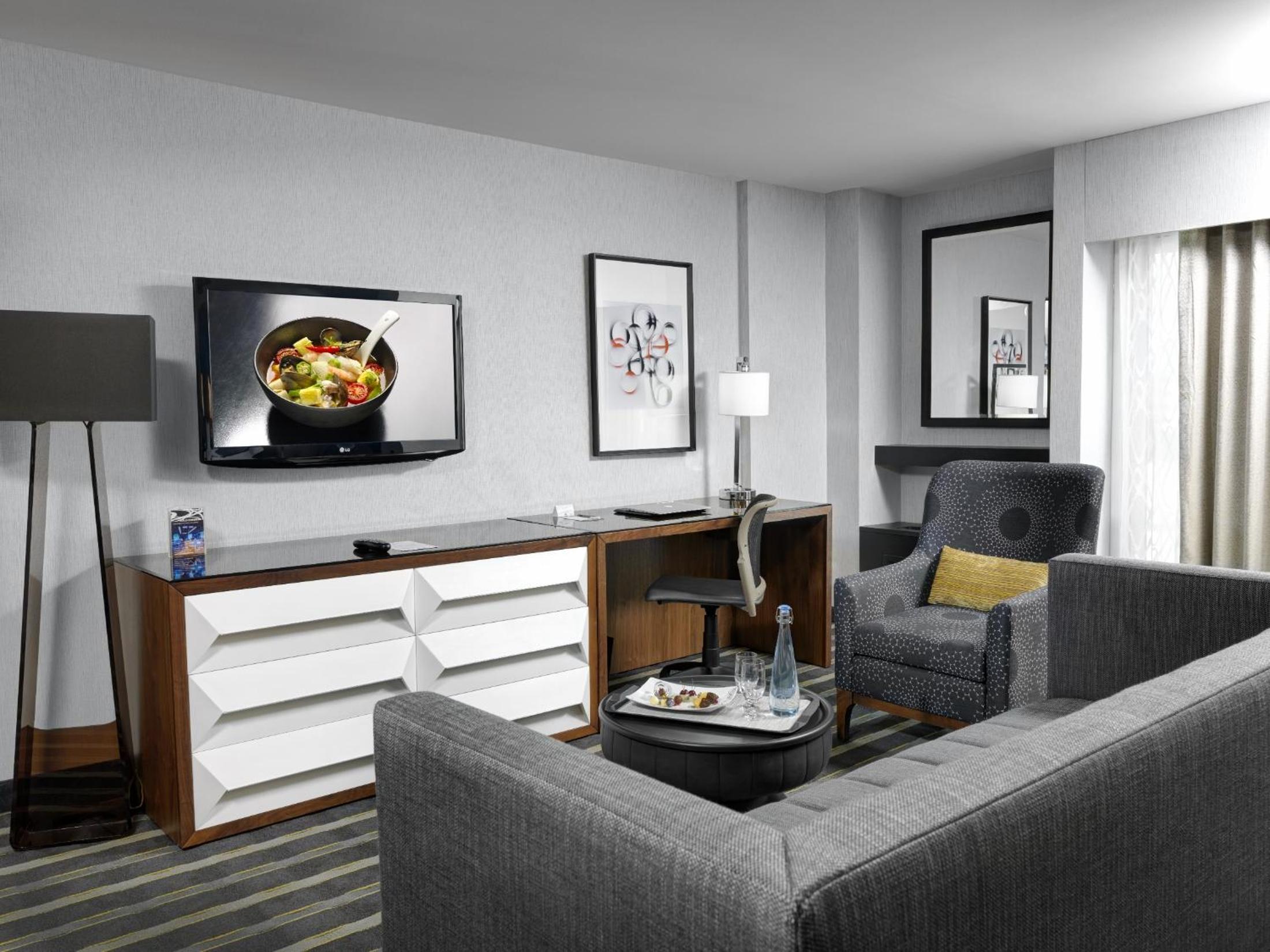 Luxury Suite with Balcony - Photo 3